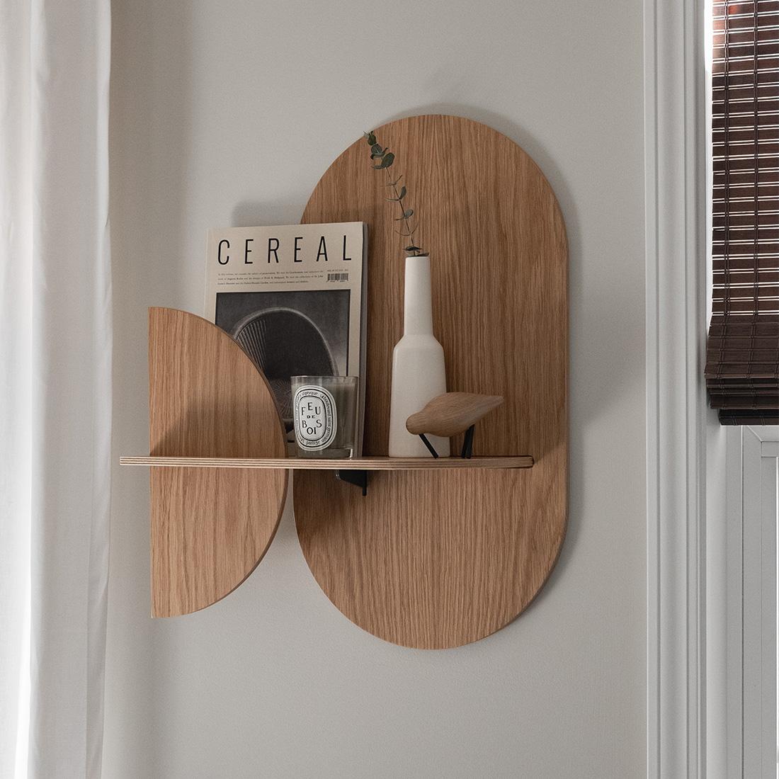 A versatile piece of furniture that can be used as a wall shelf with hidden storage and as a bedside table with concealed storage. Alba means “sunrise” in Spanish, hence its name, since the two front pieces of the product simulate the sun and the