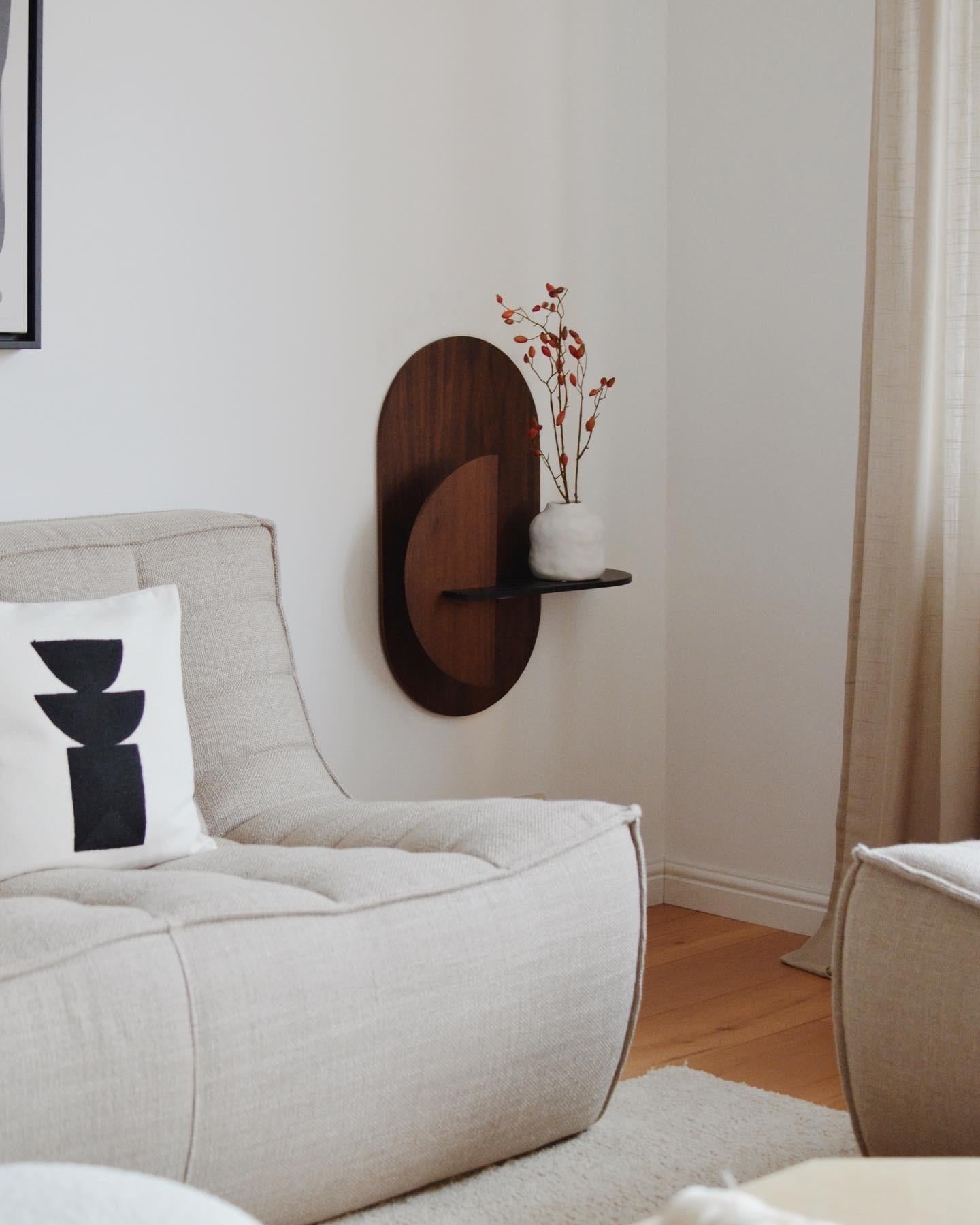 Ein vielseitiges Möbelstück, das als Wandregal mit verstecktem Stauraum und als Nachttisch mit verstecktem Stauraum verwendet werden kann. Alba bedeutet 