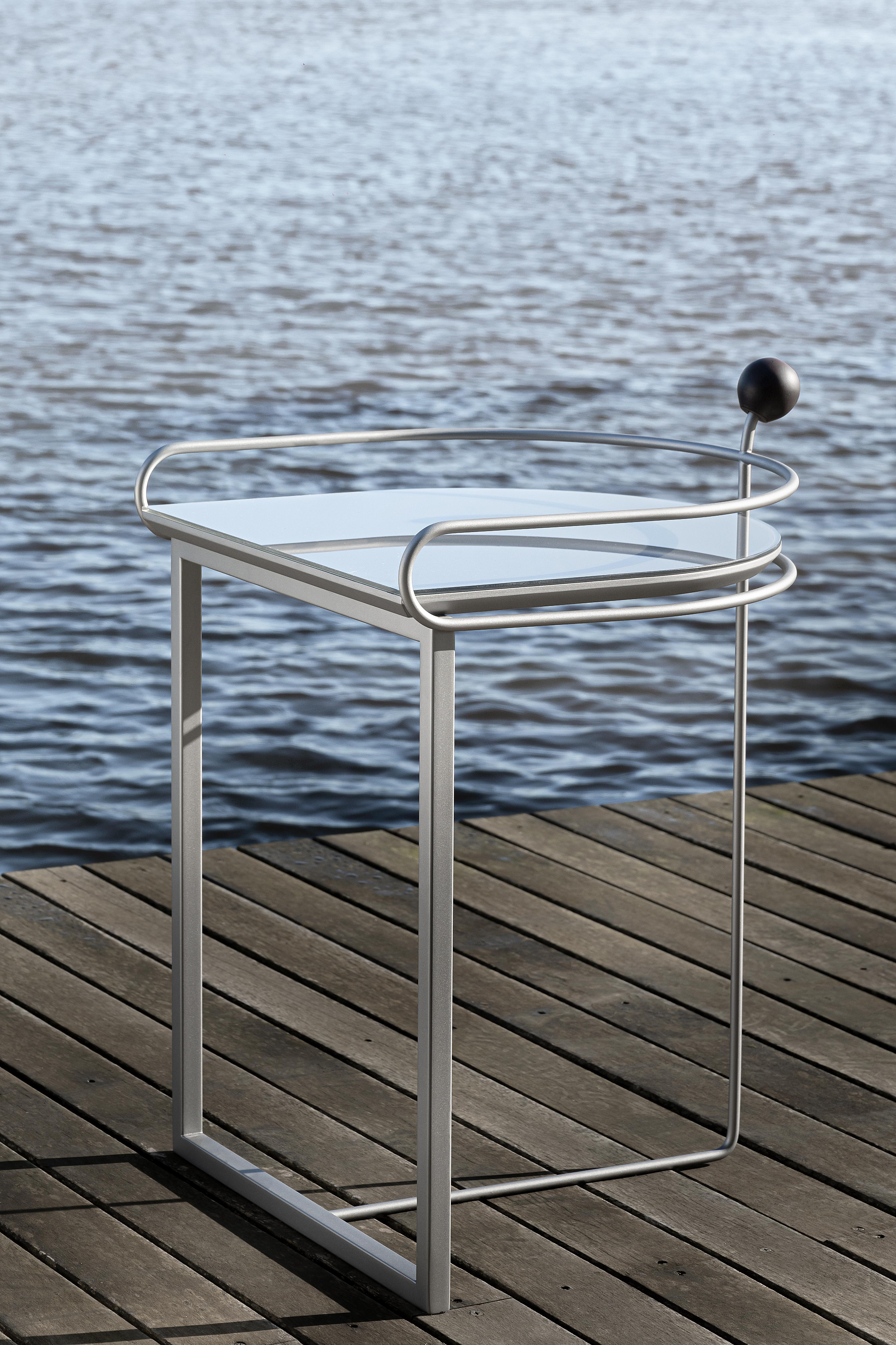 Moderne Table d'appointAlba en acier au carbone et plateau en verre en vente