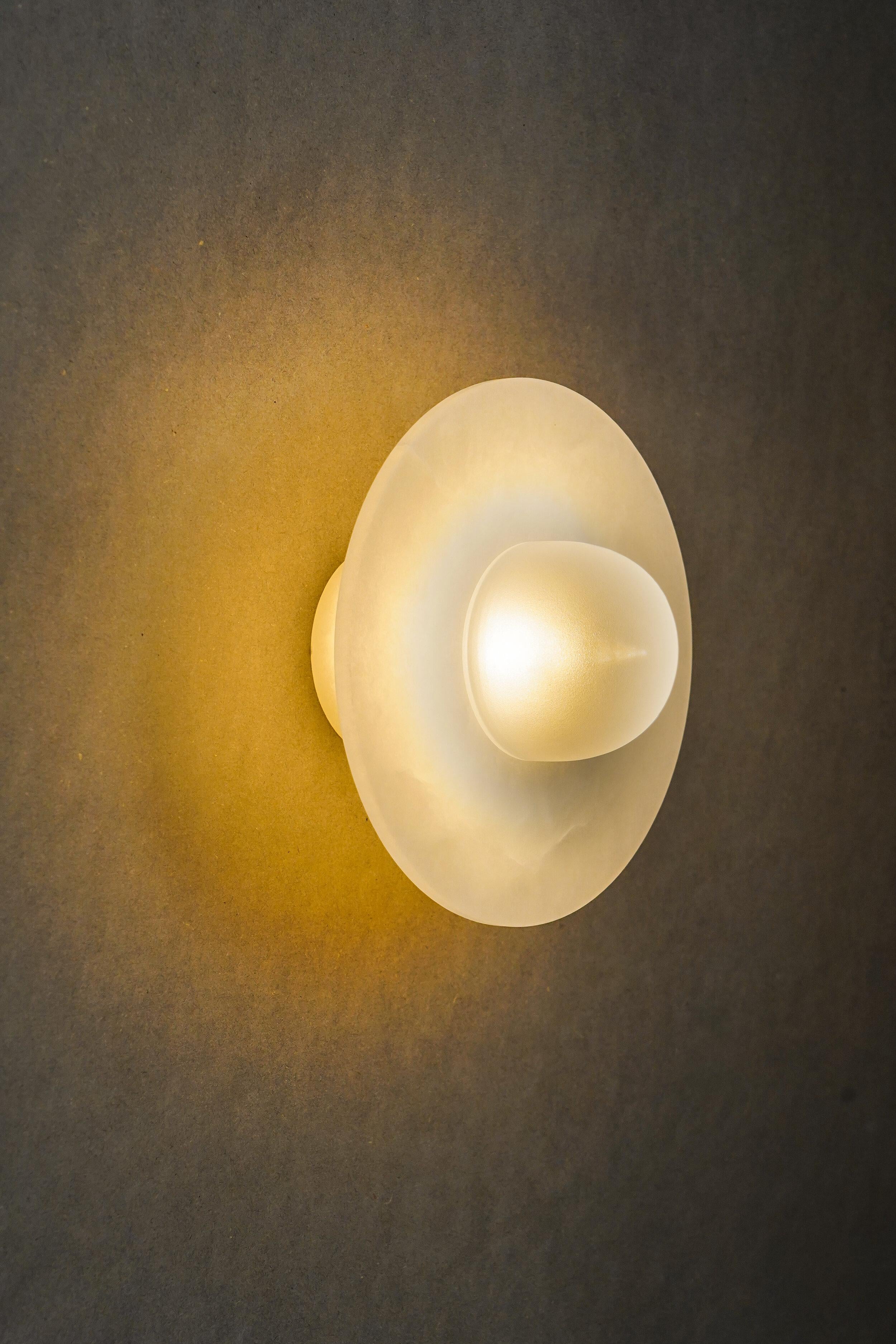 Postmoderne Lampe murale simple Alba en albâtre par Contain en vente