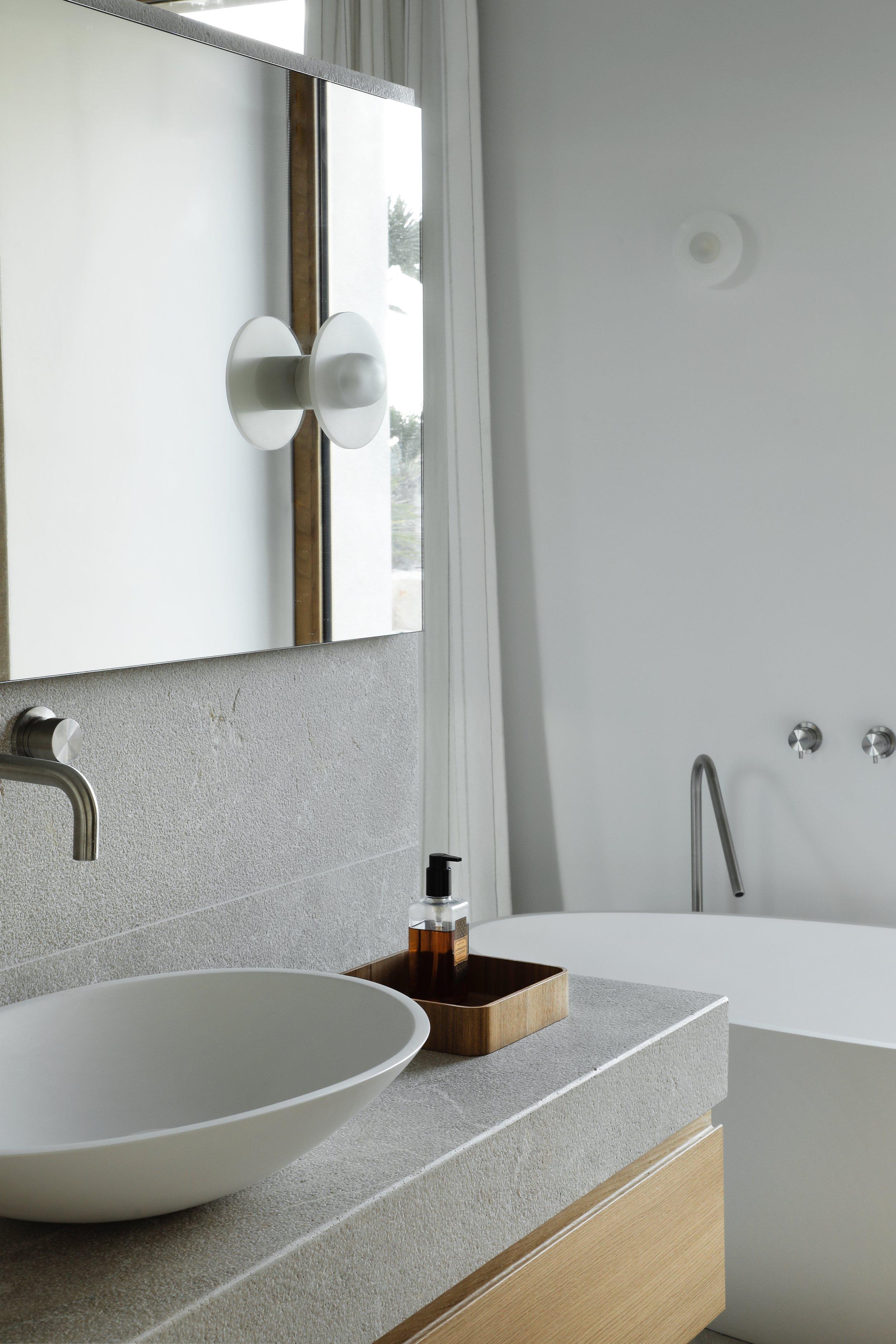 Espagnol Lampe murale simple Alba en albâtre par Contain en vente
