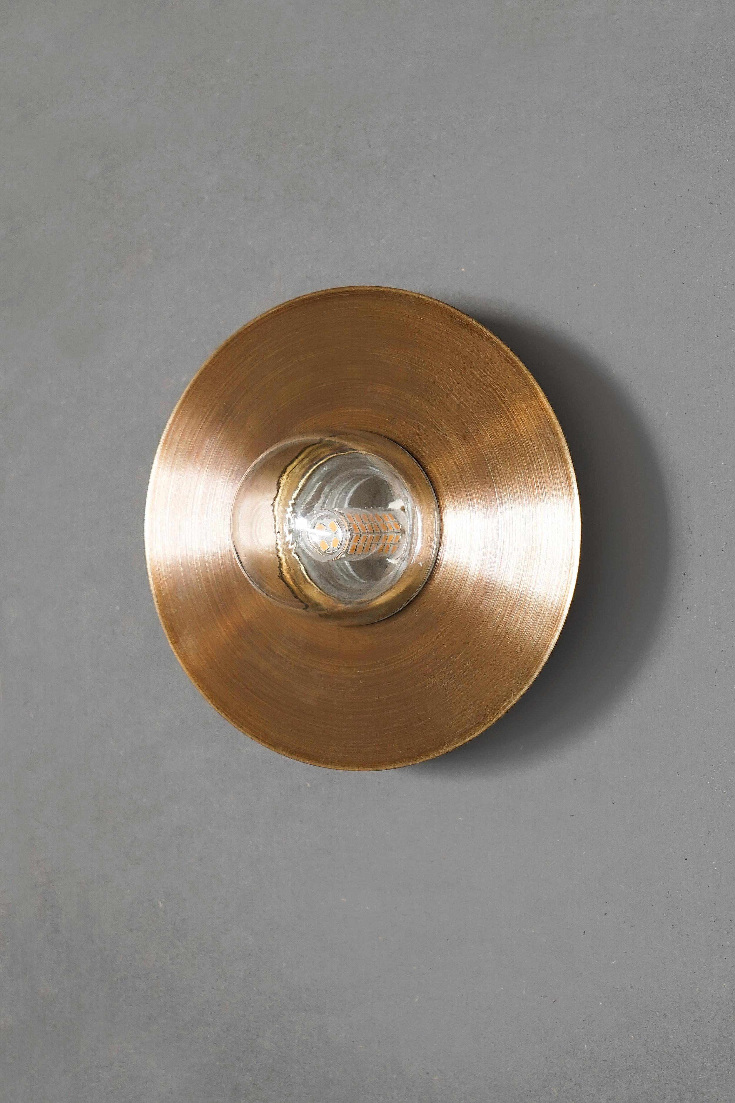 Alba Simple Wall Light XL by Contain
Dimensions: Ø 22 x H9.5 cm 
Materials: brass, 3D printed PLA structure and optical lens.

Also available in different finishes and dimensions (15 cm Ø x 15 cm Ø x 9,5 cm and 22 cm Ø x 22 cm Ø x 9,5 cm).