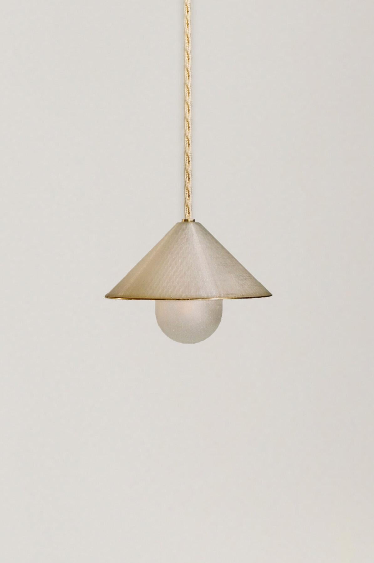Ciondolo Alba top di Contain
Dimensioni: D. 15x H. 100 cm (gamba personalizzata)
Materiali: Ottone, struttura in PLA stampata in 3D e lente ottica.
Disponibile anche in diverse finiture.

Tutte le nostre lampade possono essere cablate a seconda