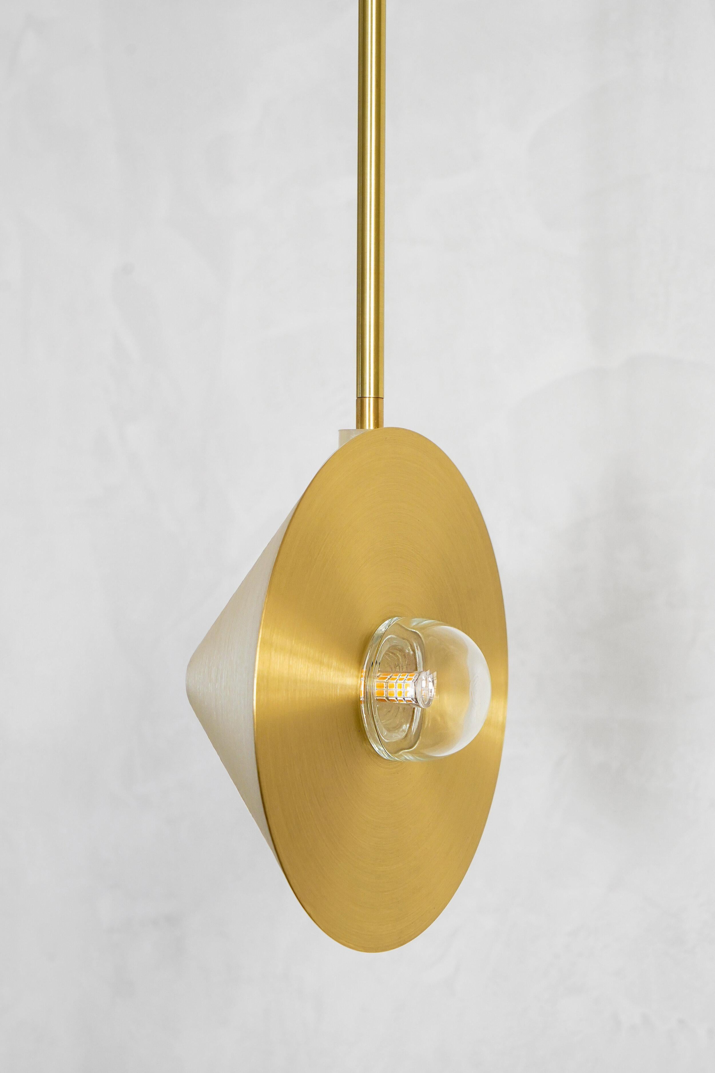 Alba Top pendant XL vertical by Contain
Dimensions: D22 x W14 H100 cm (custom leght)
Materials: Brass, 3D printed PLA structure and optical lens.
Also available in different finishes.

All our lamps can be wired according to each country. If