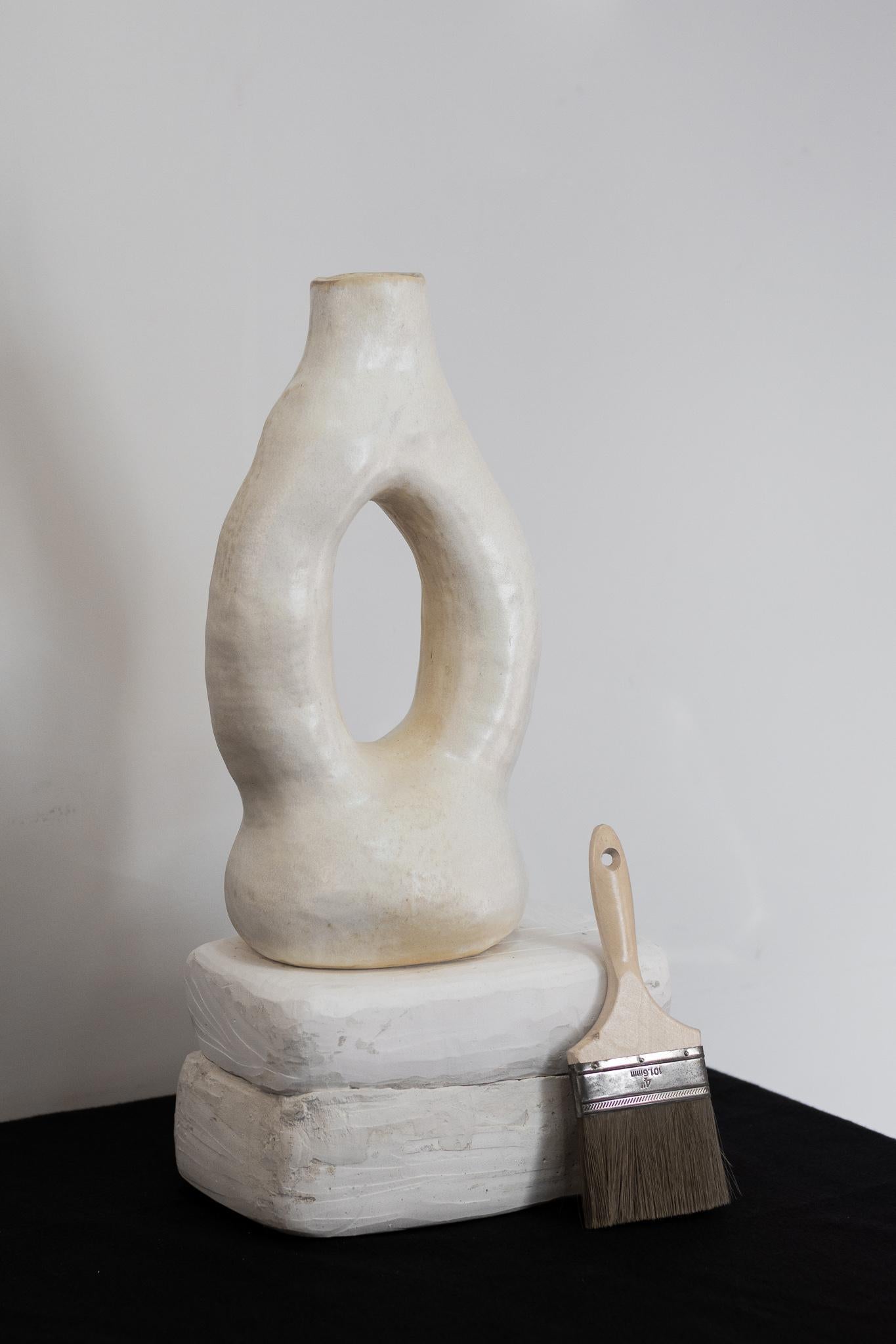Le vase de la série Alba, en particulier le vase N.1, est une pièce unique qui respecte le processus artisanal. Fabriqué sans moule, chaque vase absorbe les contours et les textures distincts de la main de l'artiste, ce qui donne une forme nette et