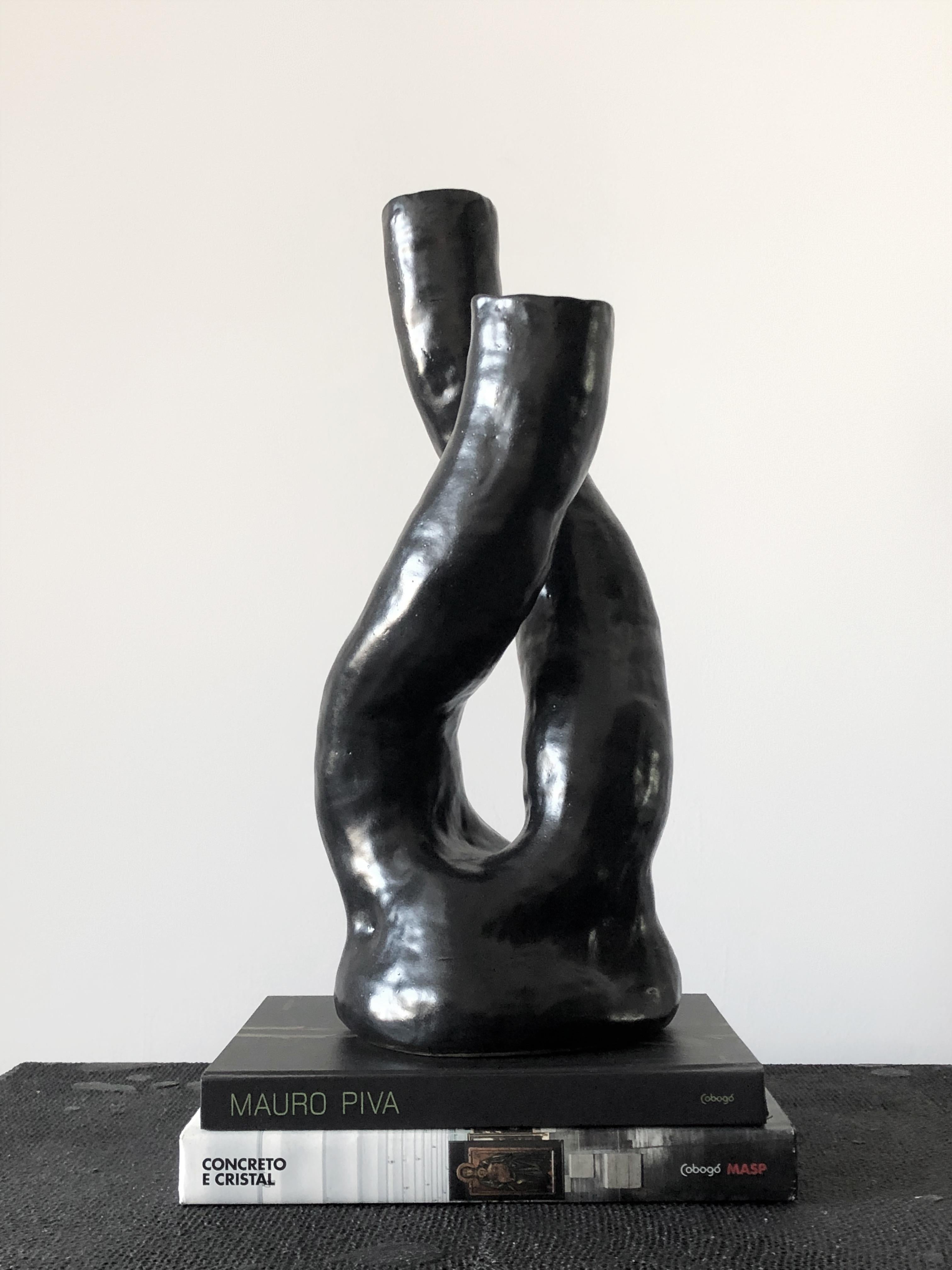 Le vase de la série Alba, en particulier le vase N.3, est une pièce unique qui respecte le processus artisanal. Fabriqué sans moule, chaque vase absorbe les contours et les textures distincts de la main de l'artiste, ce qui donne une forme nette et