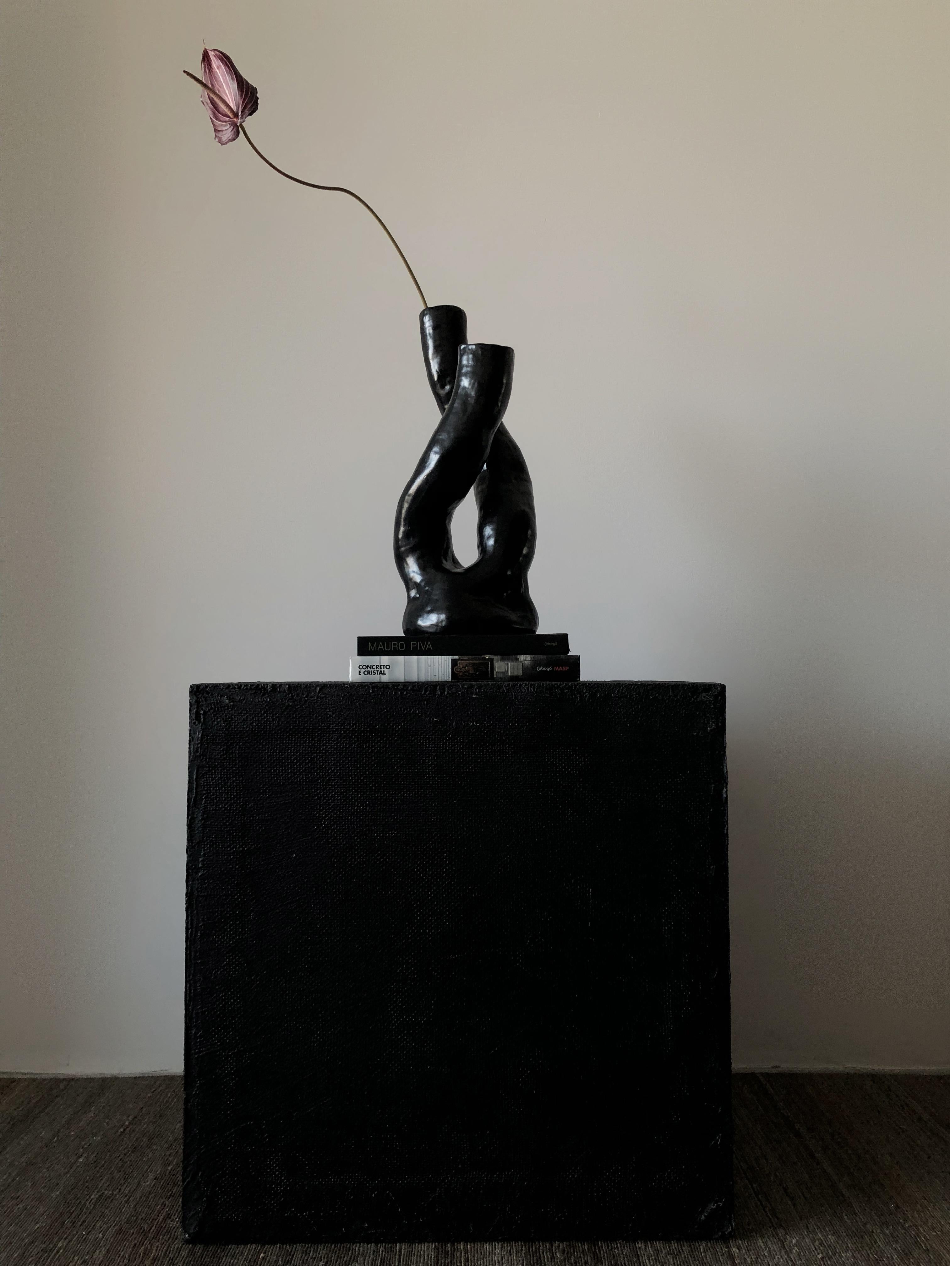 Vernissé  vase en céramique sculptée ALBA N.3 - version noire  en vente