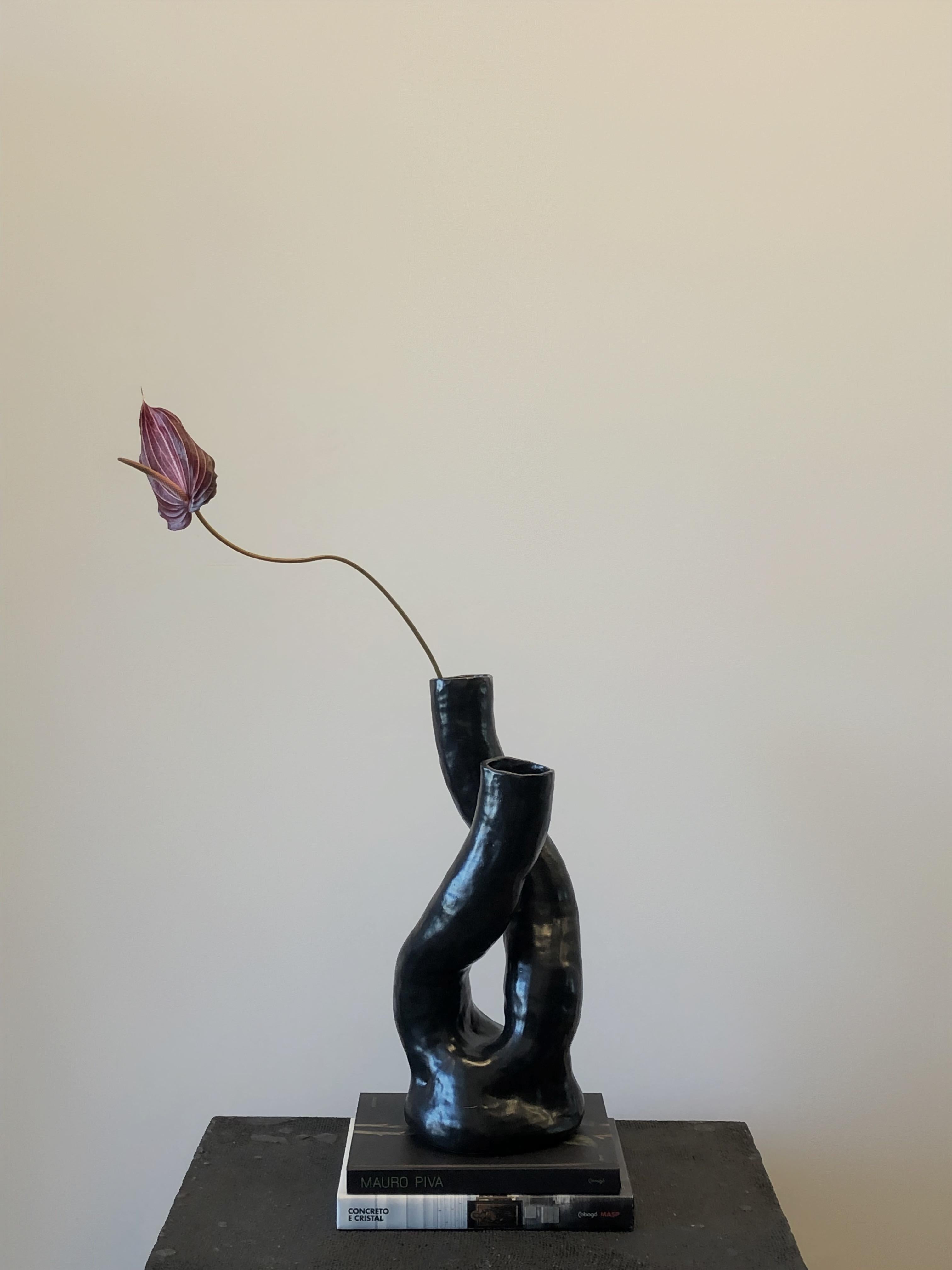 Contemporary  sculpted ceramic vase ALBA N.3 - black version  For Sale