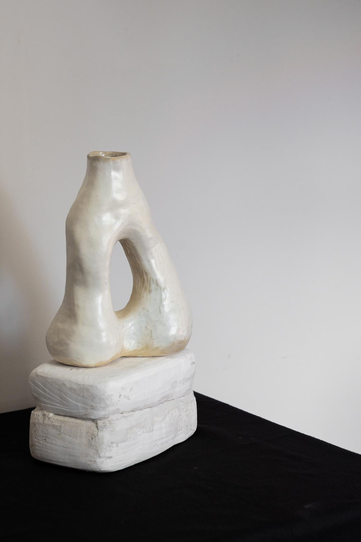 sculpted ceramic vase ALBA N.5 -  pearl version  In New Condition For Sale In Florianópolis, BR