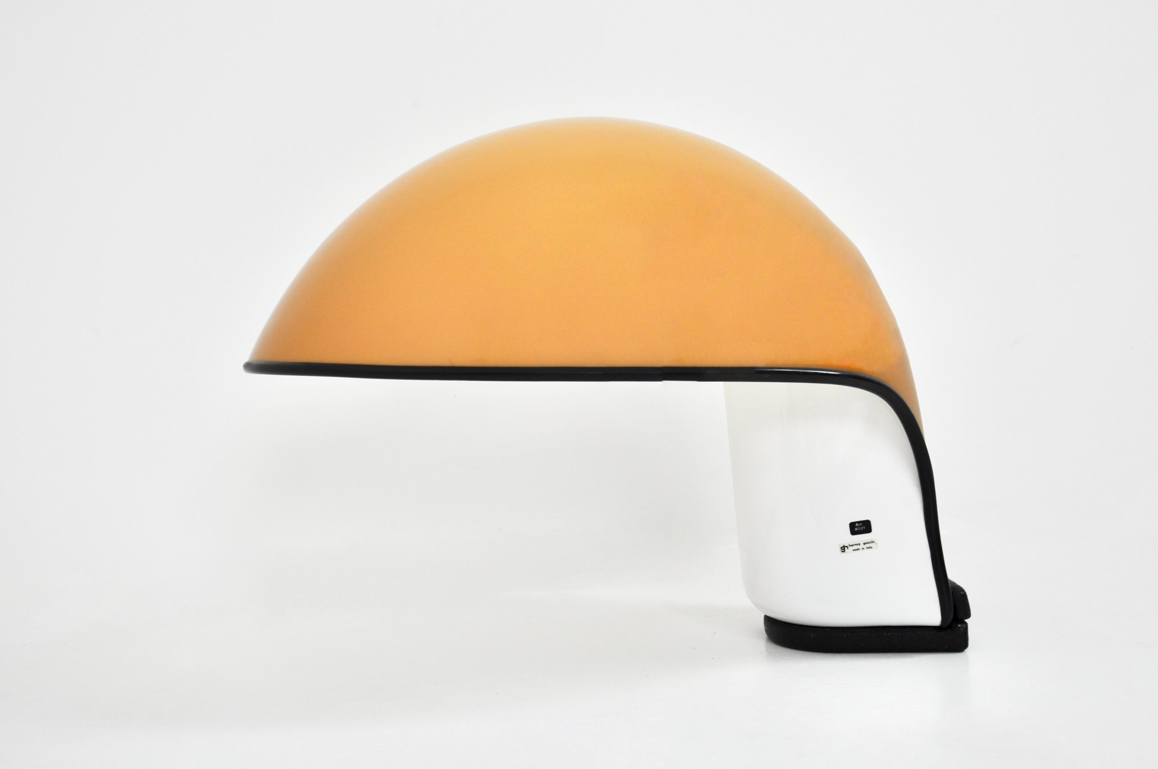 Caramel and white plastic and metal table lamp designed by Sergio Brazzoli & Ermanno Lampa for Harvey Guzzini. Model: Albanella. Stamped Harvey Guzzini. Wear due to tima and age of the lamp.
For shipping, request us for receive the best price.