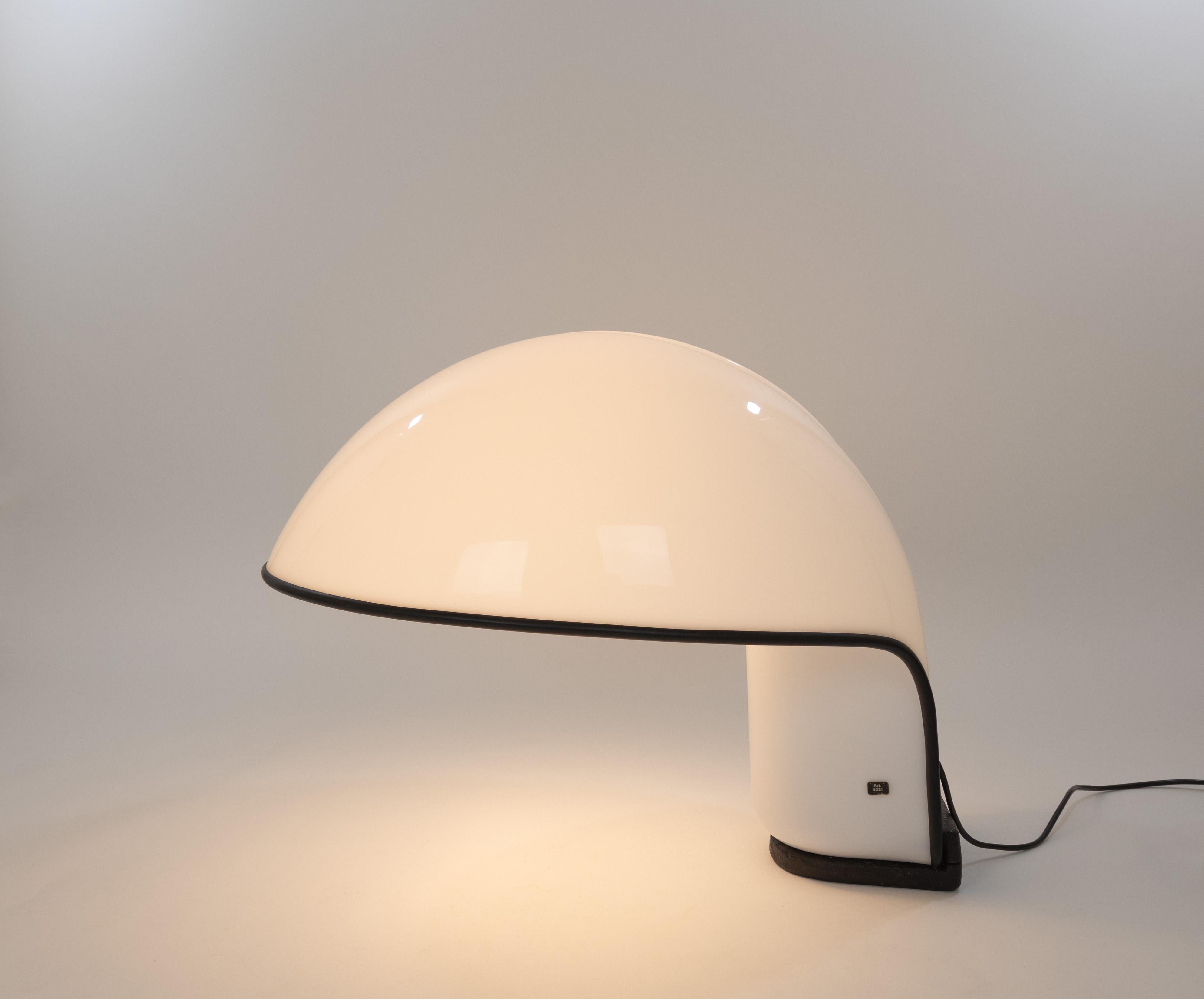 Lampada da tavolo Albanella o modello 4021 disegnata da Ermanno Lampa e Sergio Brazzoli per Harvey Guzzini e prodotta in Italia negli anni Settanta.

Questa lampada da tavolo abbastanza grande è realizzata in plastica bianca rifinita con un bordo