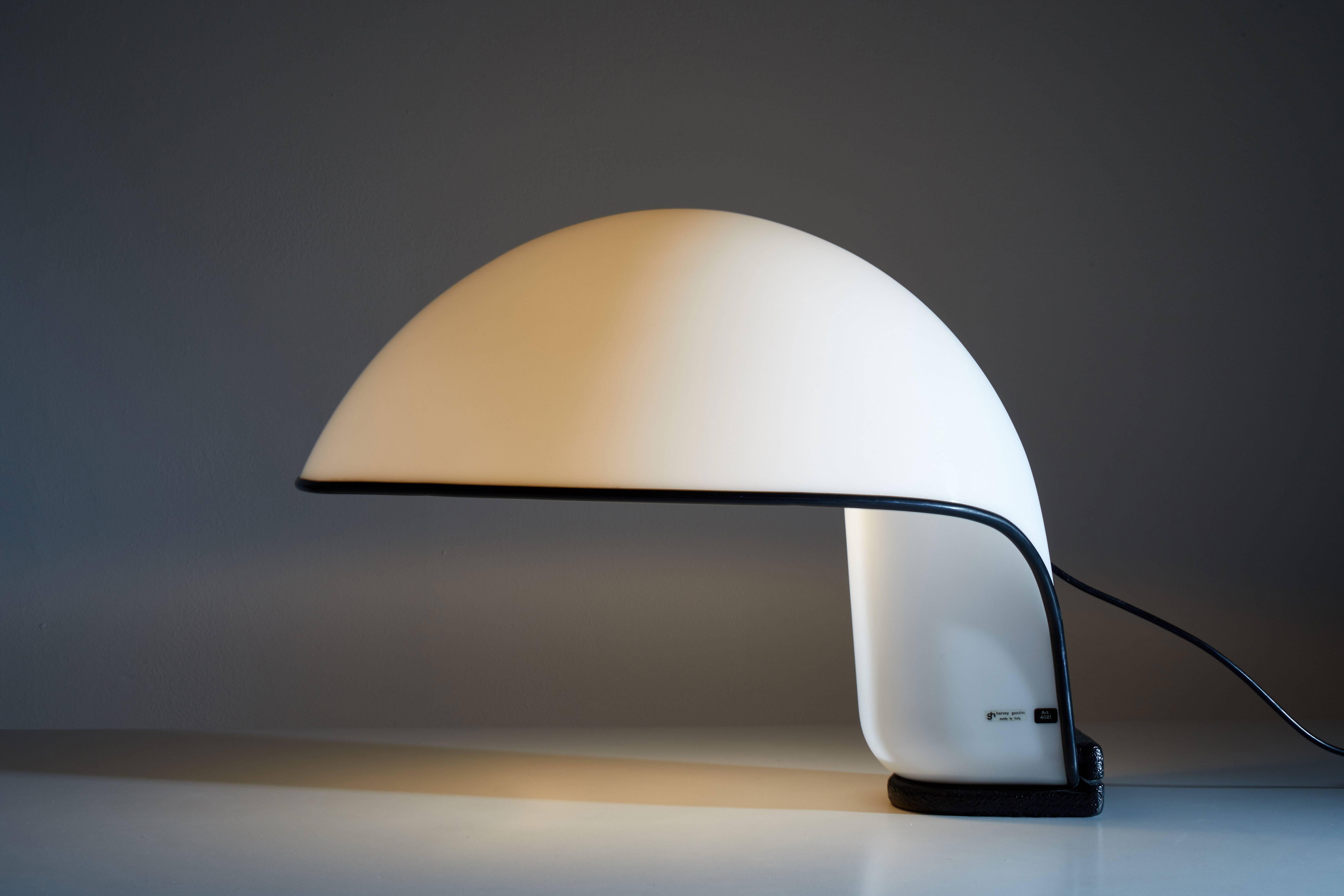 Lámpara de sobremesa Albanella de Sergio Brazzoli y Ermanno Lampa para Guzzini. Fabricado en Italia, hacia la década de 1970. Plástico, goma, metal. Cordón original. Admite una bombilla E27 de 75 vatios como máximo. Conserva la etiqueta original