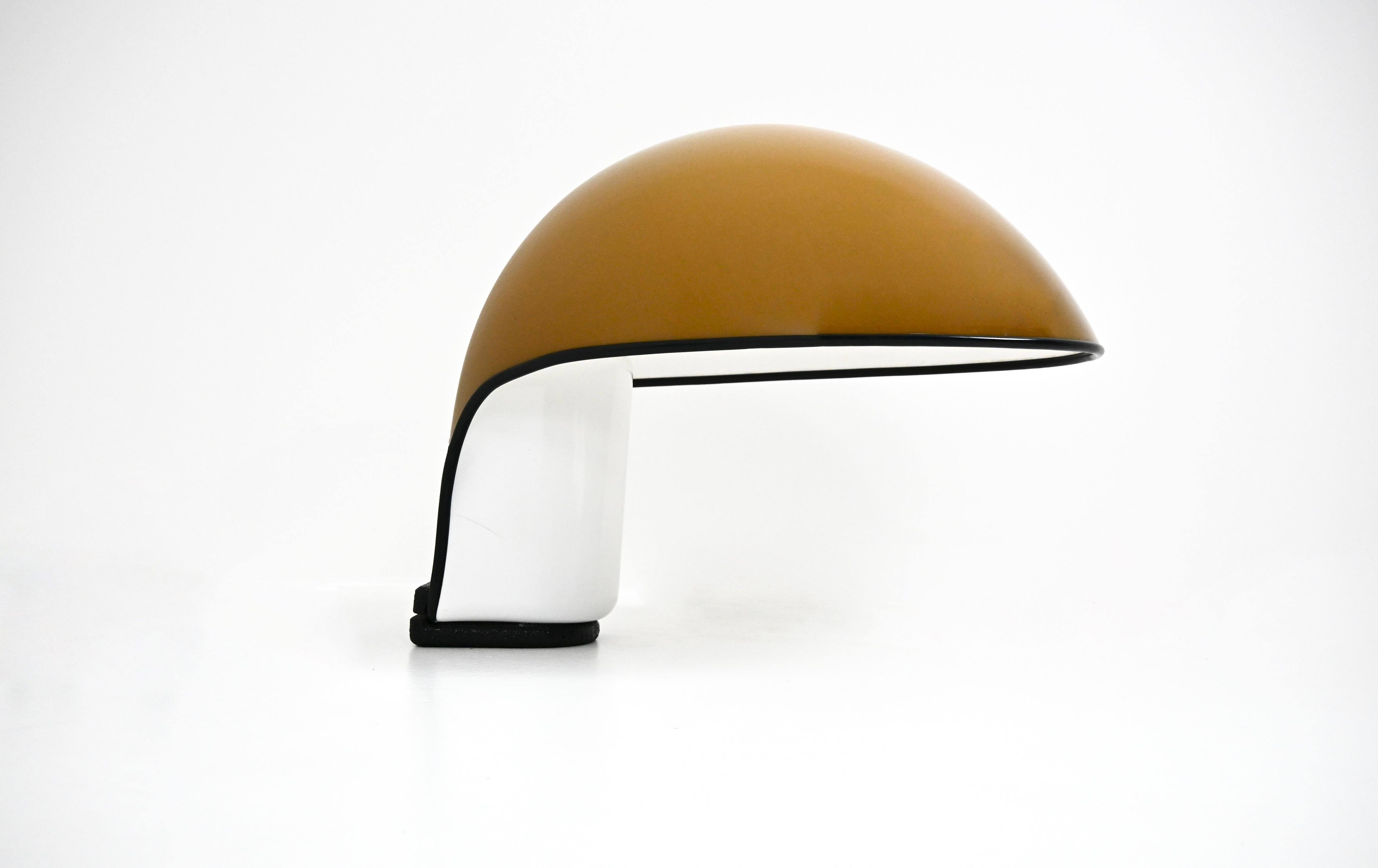 White and caramel-coloured plastic table lamp designed by Sergio Brazzoli & Ermanno Lampa for Harvey Guzzini. Model: Albanella. Stamped Harvey Guzzini. Wear due to tima and age of the lamp.
FOR SHIPPING, REQUEST US FOR RECEIVE THE BEST PRICE