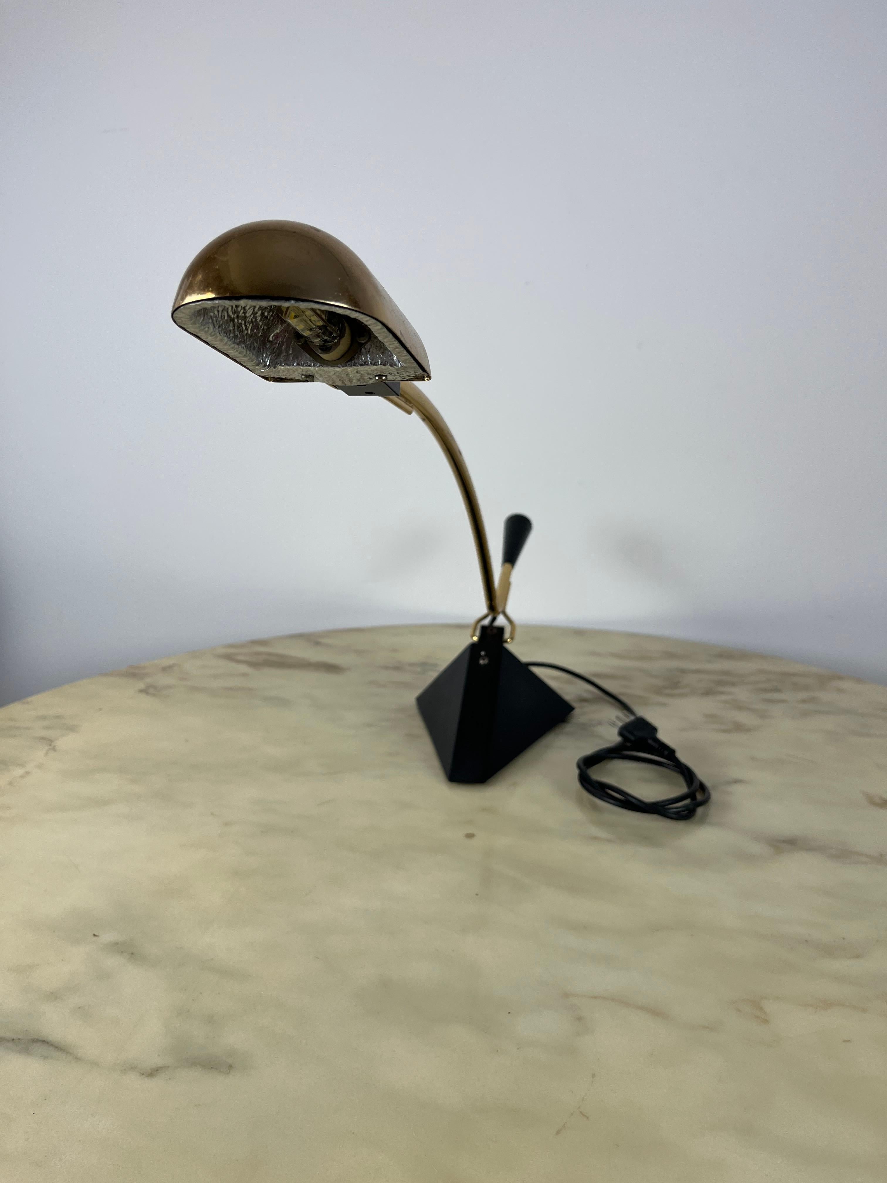 Albani table lamp, Italy, 1980.
Made in golden metal. It has small blemishes, scratches and stains on the stem, as evidenced by the photograph. Working.
Ideal for a professional's desk.