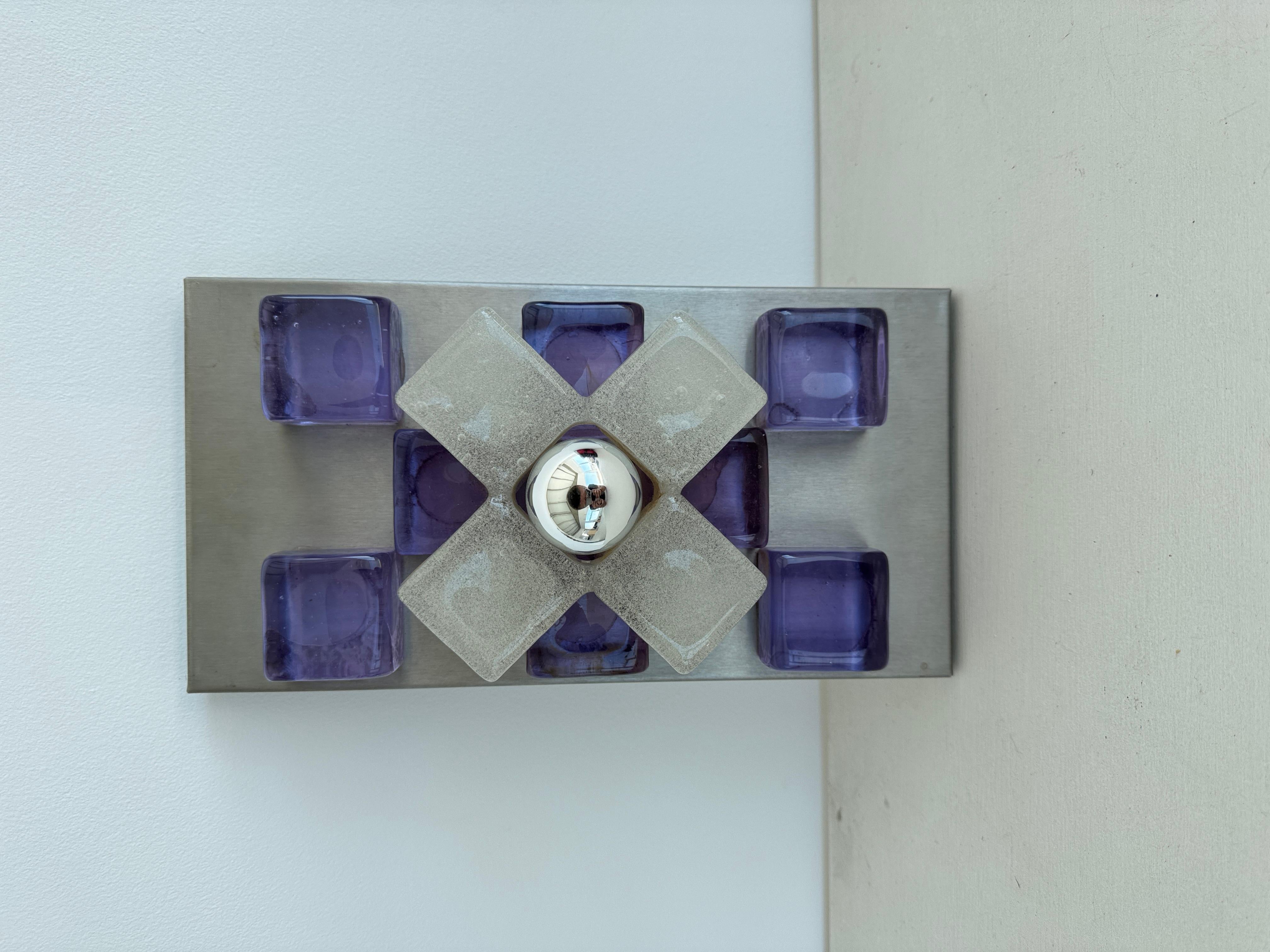 Un escultural aplique de pared de Albano Poli para Poliarte, Italia, años 60: un sorprendente ejemplo de la iluminación italiana de mediados de siglo, donde el arte se une a la arquitectura. El diseño gira en torno a una placa trasera de aluminio