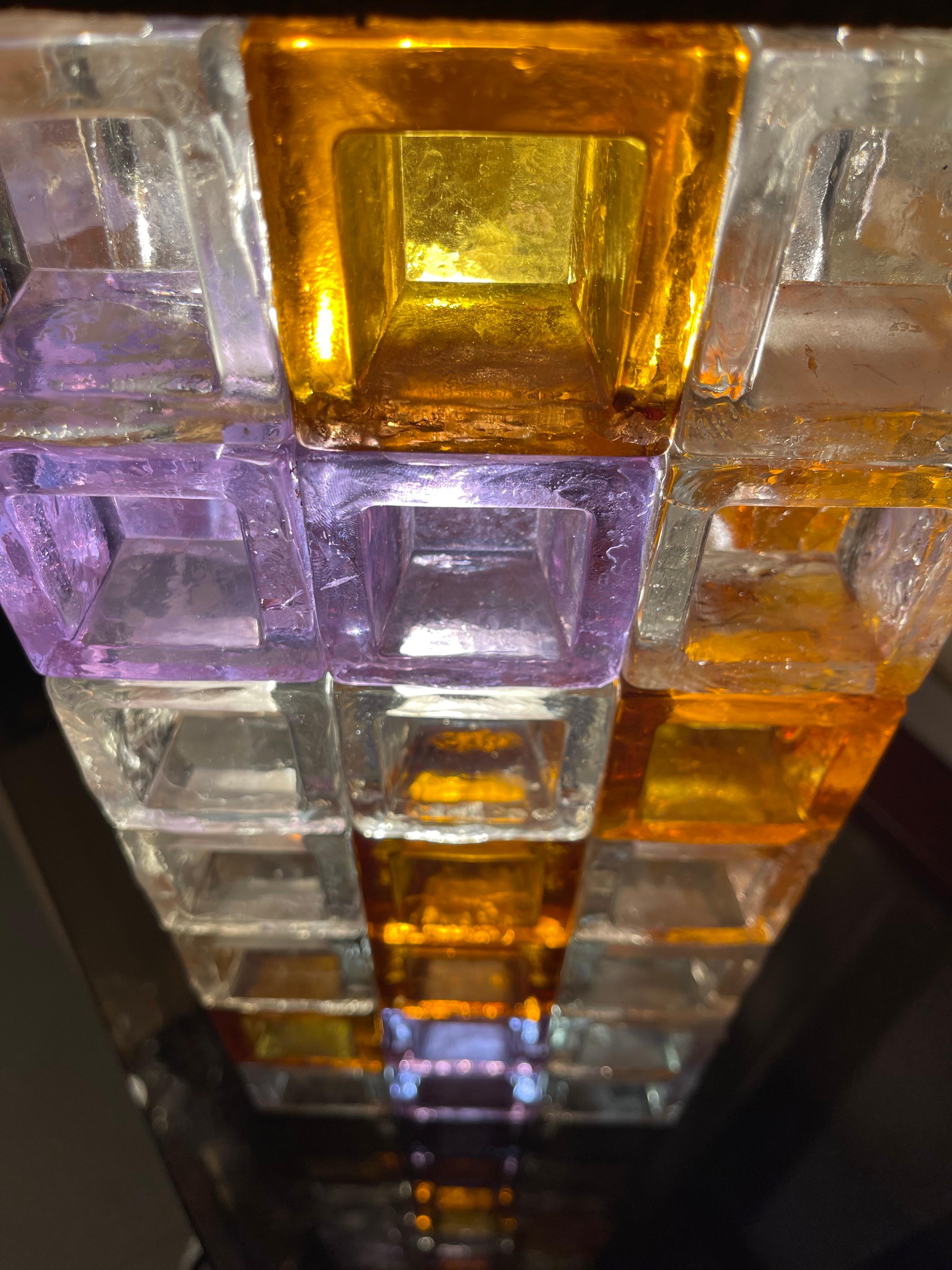 Außergewöhnliche Poliarte Tischlampe aus Glas Murano mit Inox-Struktur. Das Design und die Qualität des Glases machen aus diesem Stück das Beste des italienischen Designs.
Diese einzigartige POLIARTE aus Eisfrost und transparentem Murano-Glas ist