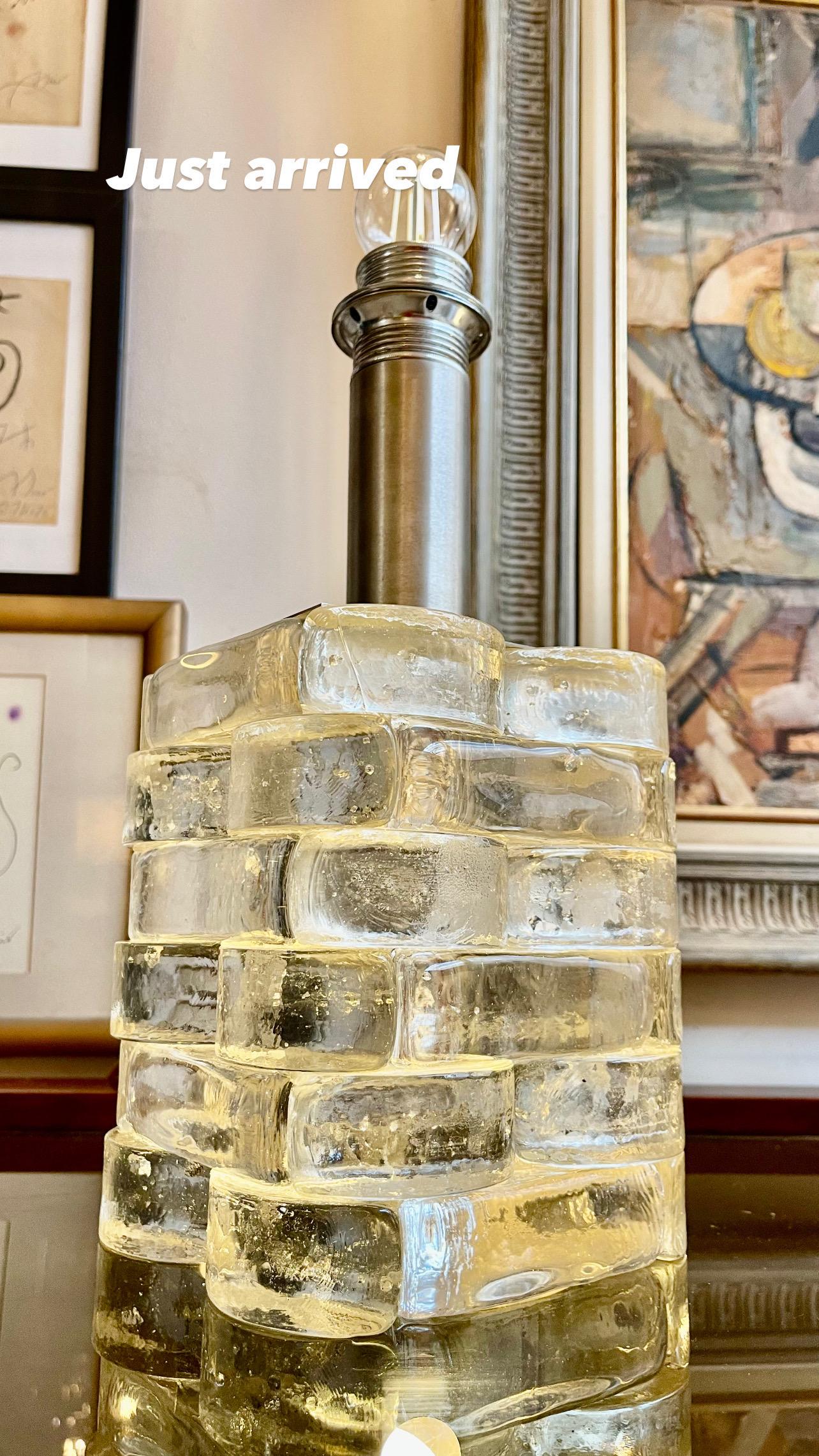 Außergewöhnliche Poliarte Tischlampe aus Glas Murano mit Inox-Struktur. Das Design und die Qualität des Glases machen aus diesem Stück das Beste des italienischen Designs.
Diese einzigartige POLIARTE aus Eisfrost und transparentem Murano-Glas ist