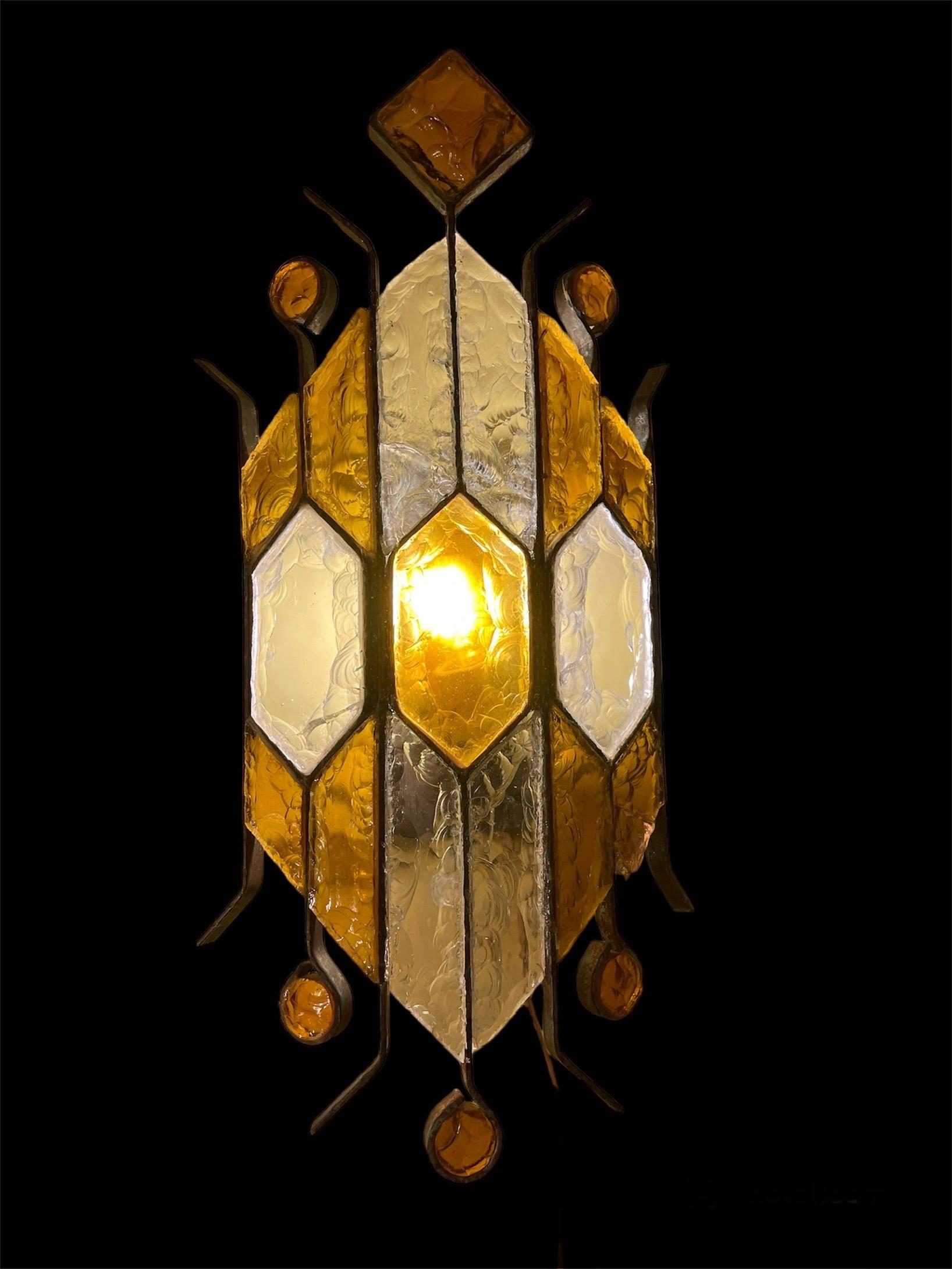 Exceptional Longobard wall lighting large bicolore glass Murano with structure . The Design and the quality of the glass make this piece the best of the italian Design .
This unique Longobard wall lighting in bicolore glass murano are exceptional