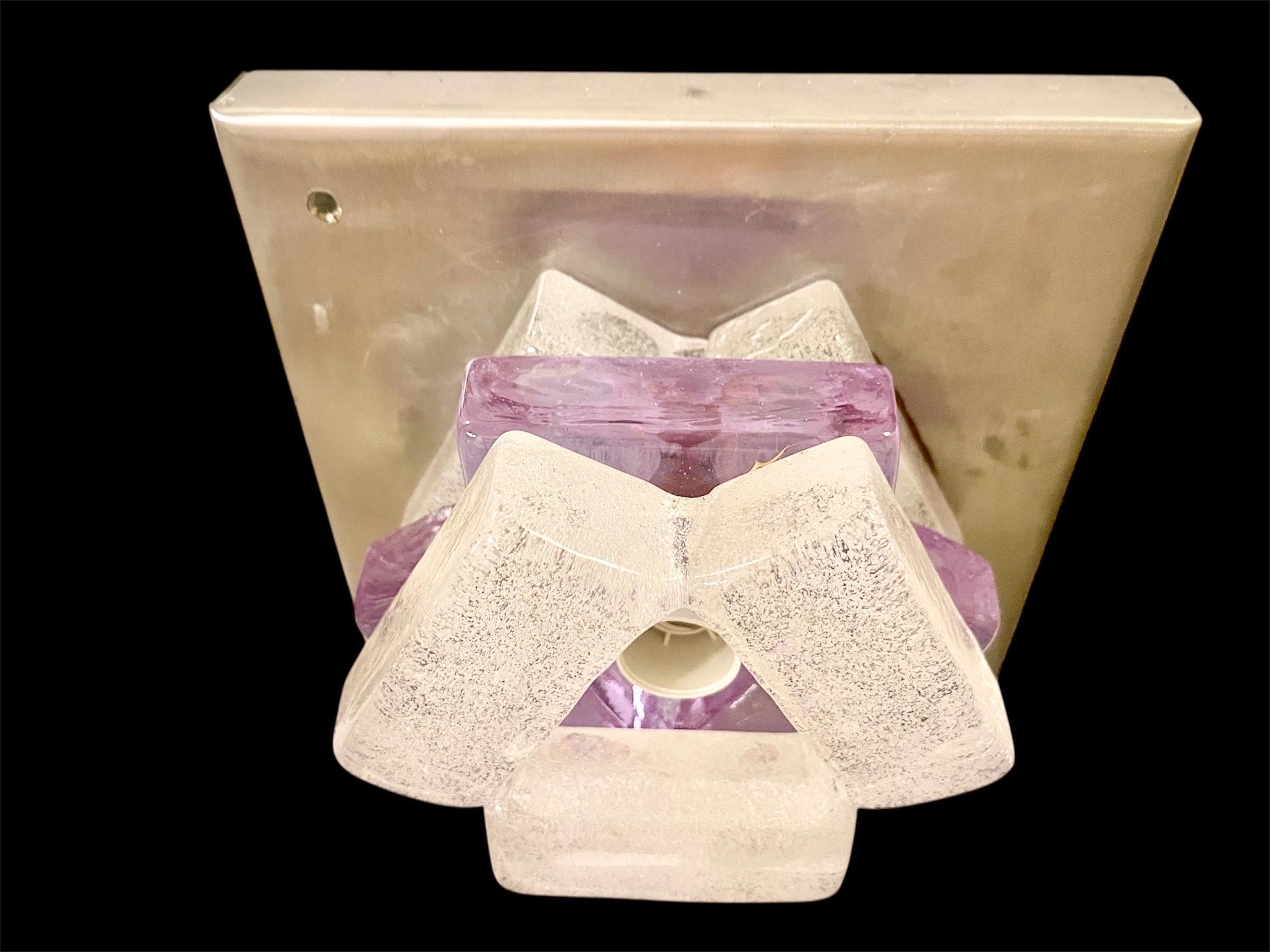 Excepcional Albano Poli iluminación de pared de cristal bicolor de Murano con estructura . El diseño y la calidad del cristal hacen de esta pieza lo mejor del diseño italiano.

Este único Albano Poli iluminación de la pared en murano de cristal