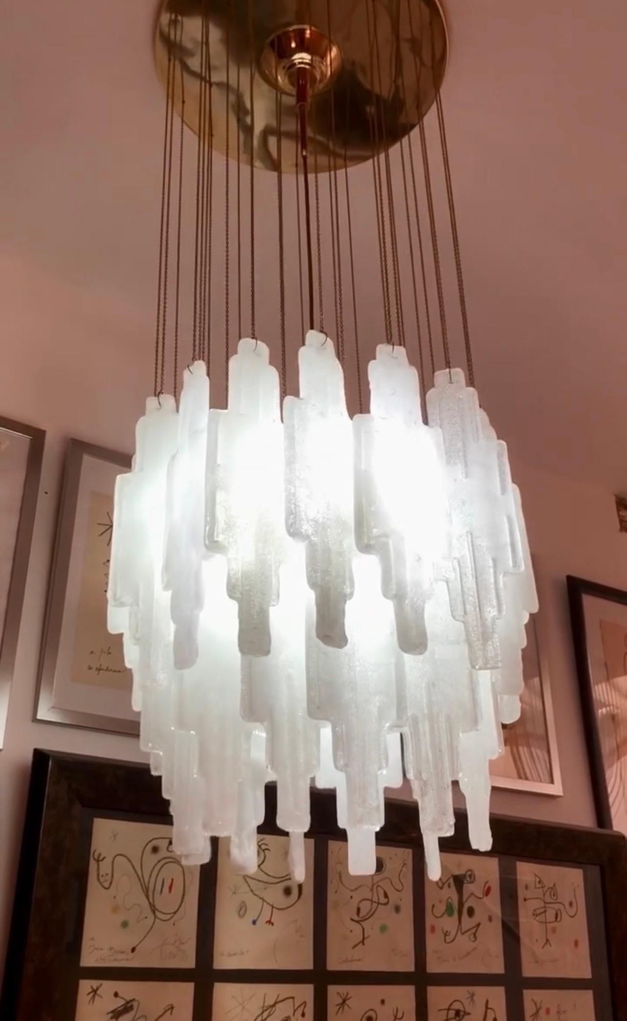 Unique pendant waterfall by albano Poli for poliarte, this unique model by its design and by the quality of the murano glasses will be a centerpiece in your interior. The best of Italian design art from the 1970s.

The Poliarte pendant is made of