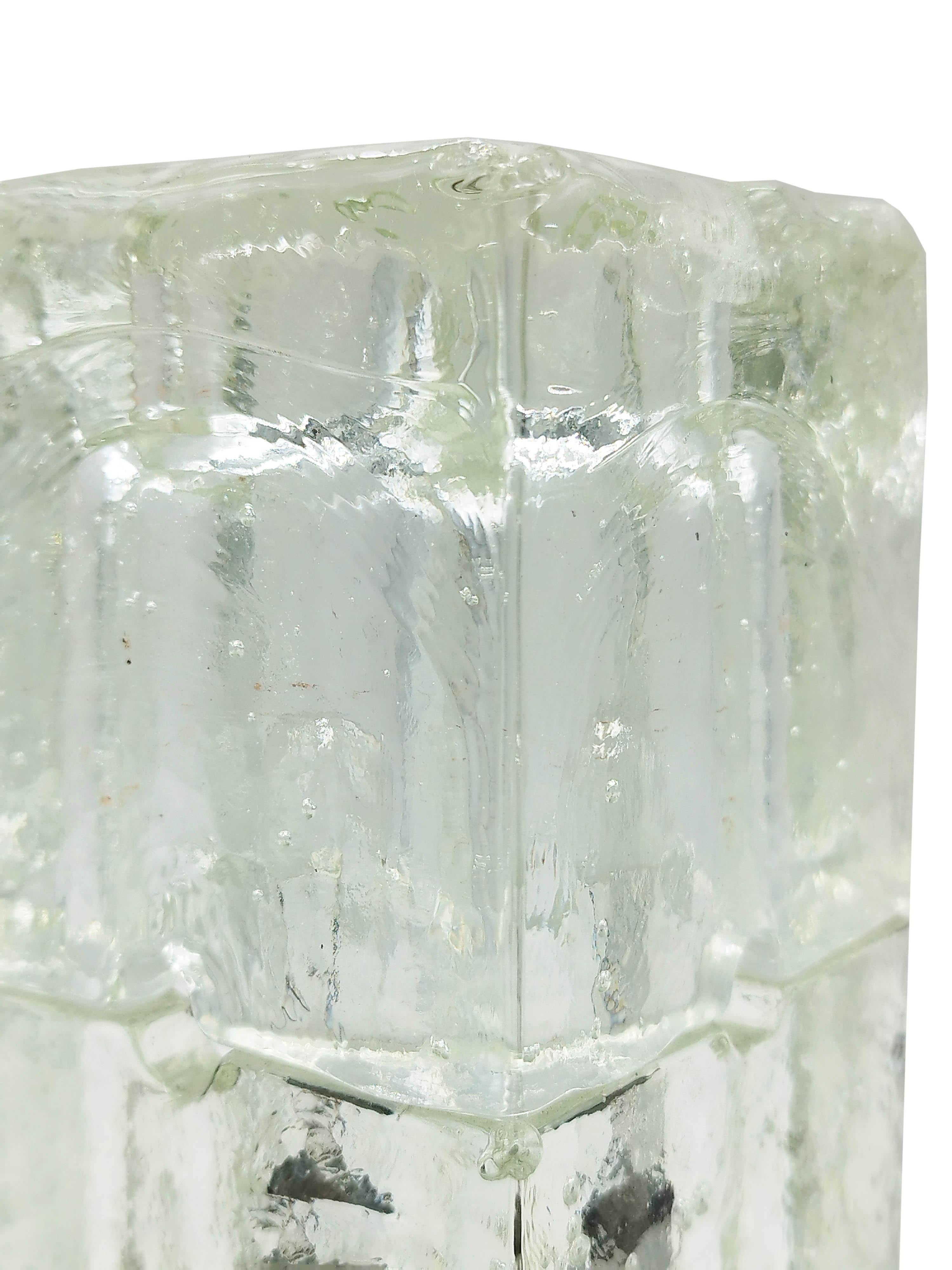This pair of lamps dates from 1960 and was made in Italy. It is a two-part glass cube with a cylindrical cavity in which the bulbs are placed. It is mounted on a metal plate and is in good condition.

