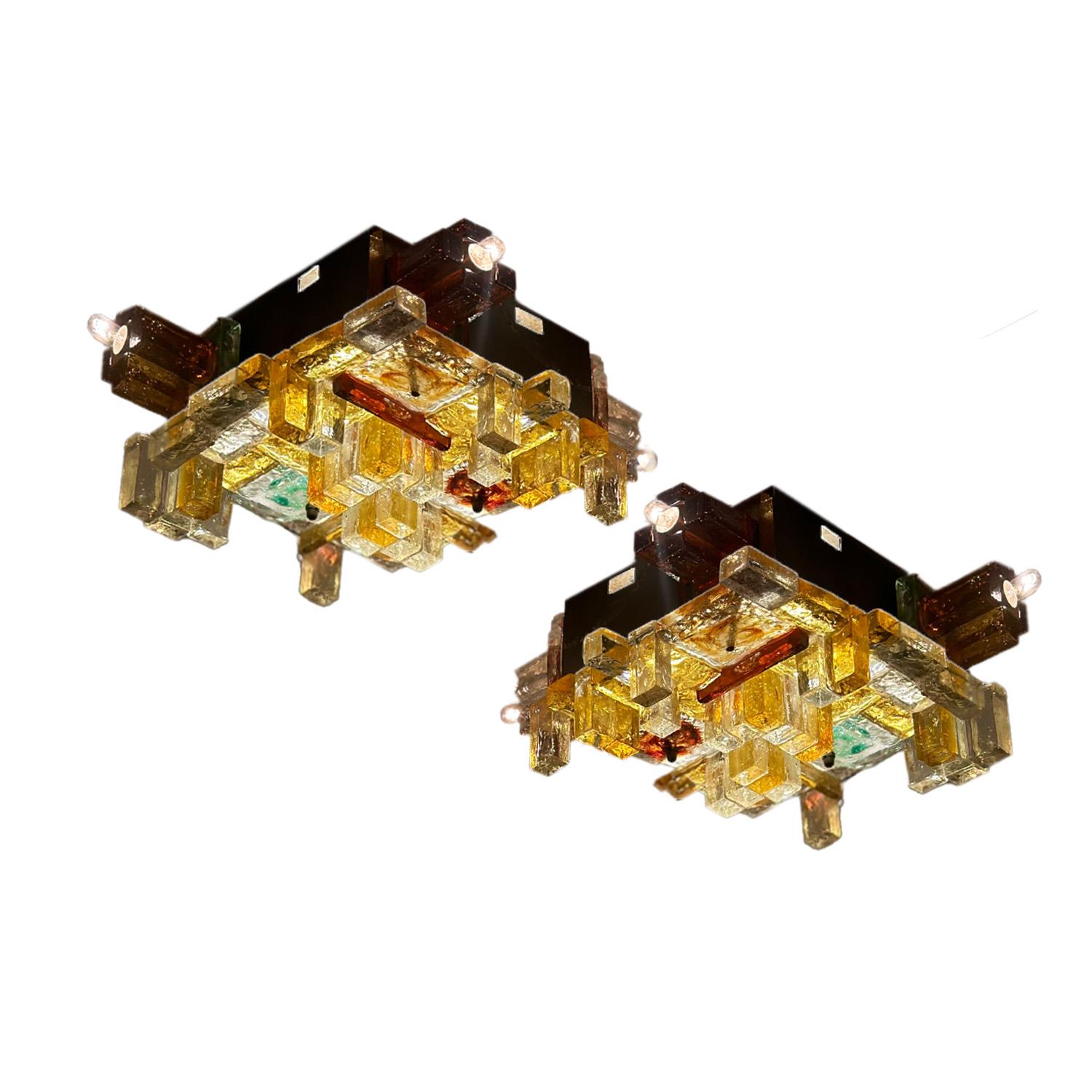 Únicas luminarias cubistas empotradas del diseñador de iluminación y artista Albano Poli. Como en la mayoría de las obras de Poli, la funcionalidad va de la mano de la expresión artística. Uno nunca se cambia por el otro. Bloques de cristal de