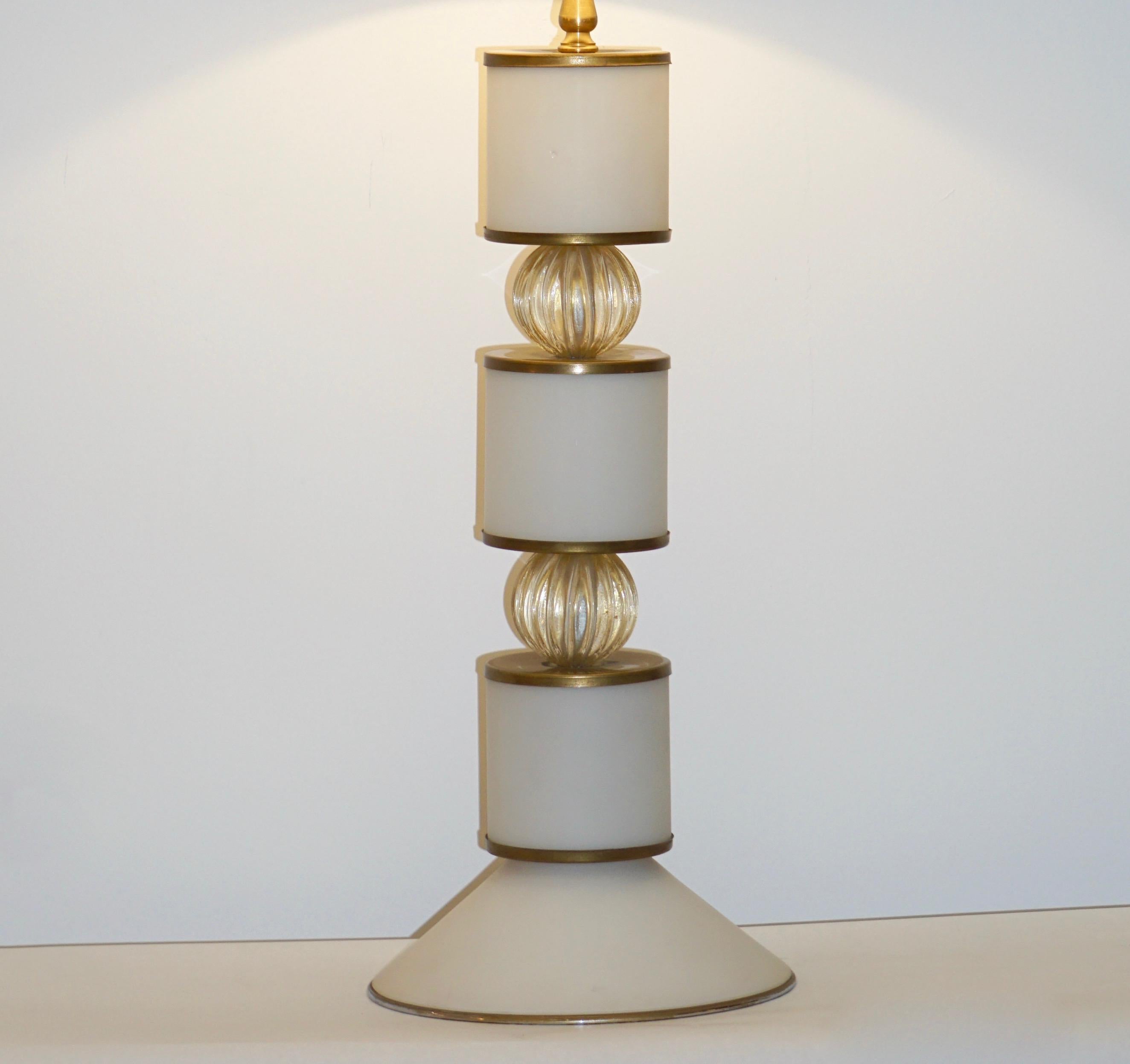 Albarelli paire de grandes lampes en verre de Murano blanc mat et or, vers 1960 en vente 5