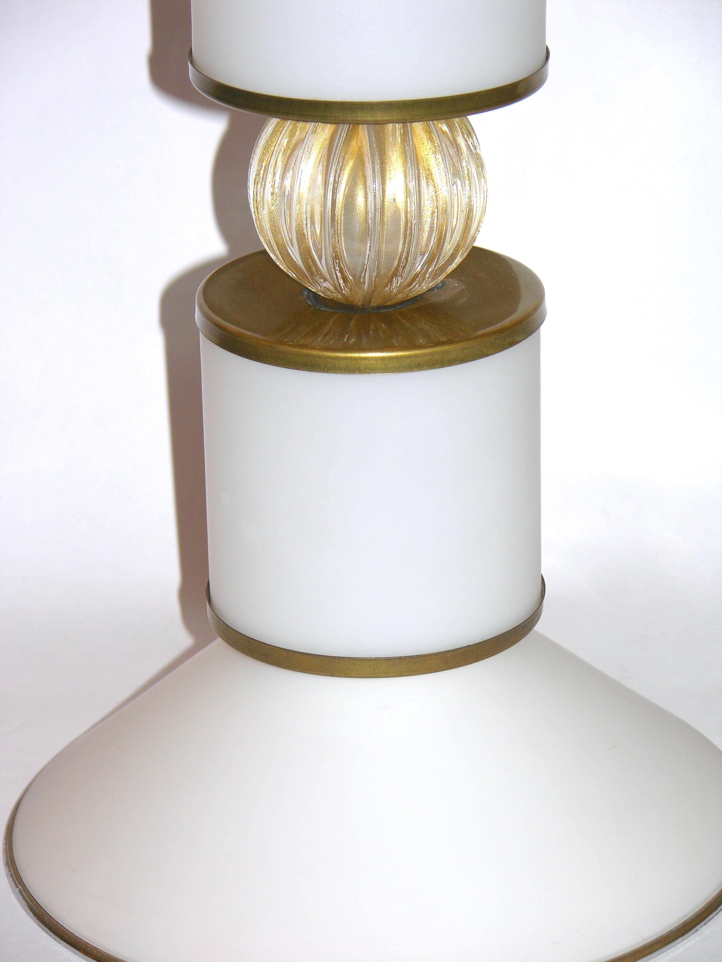Albarelli paire de grandes lampes en verre de Murano blanc mat et or, vers 1960 en vente 9