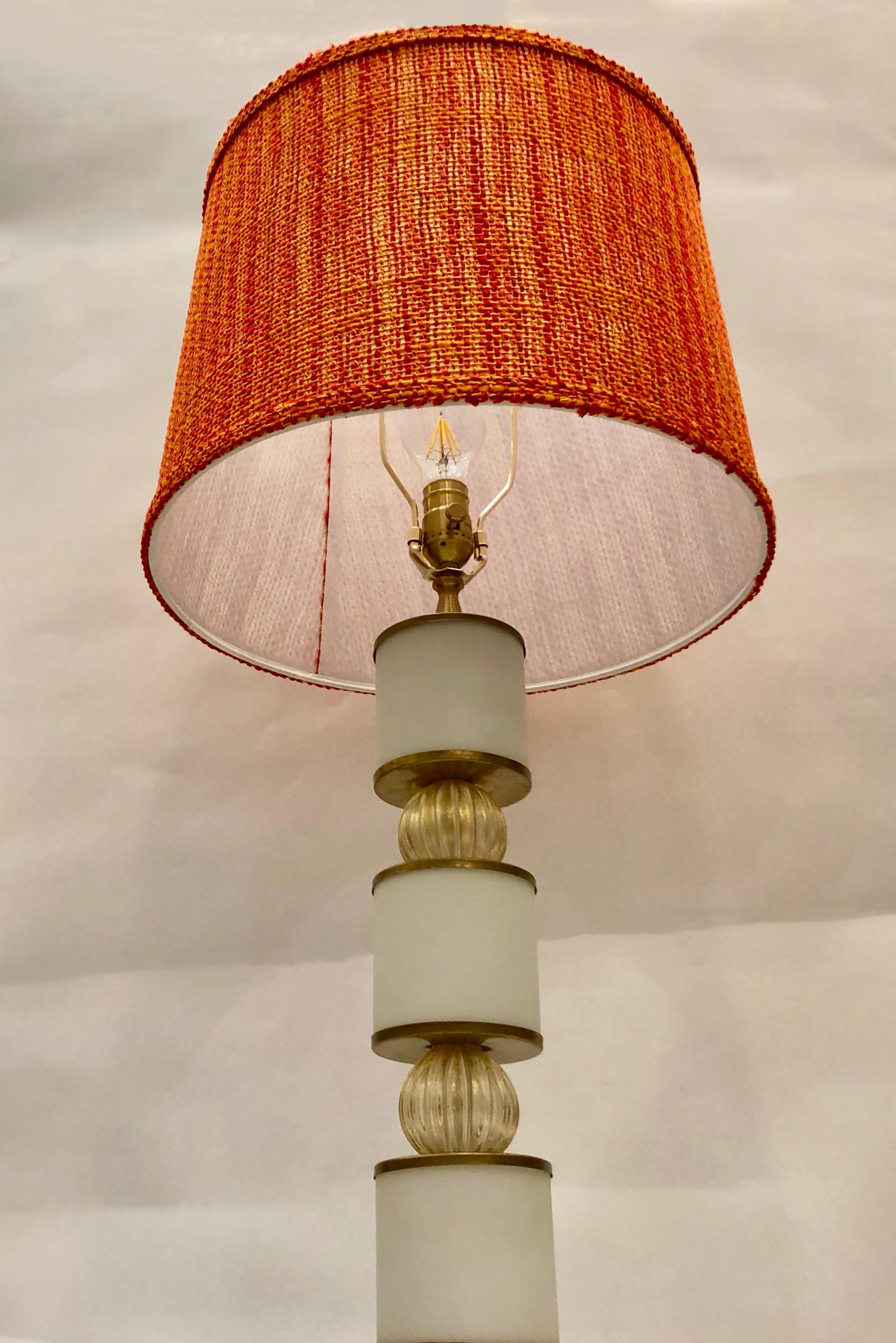 Albarelli paire de grandes lampes en verre de Murano blanc mat et or, vers 1960 en vente 11