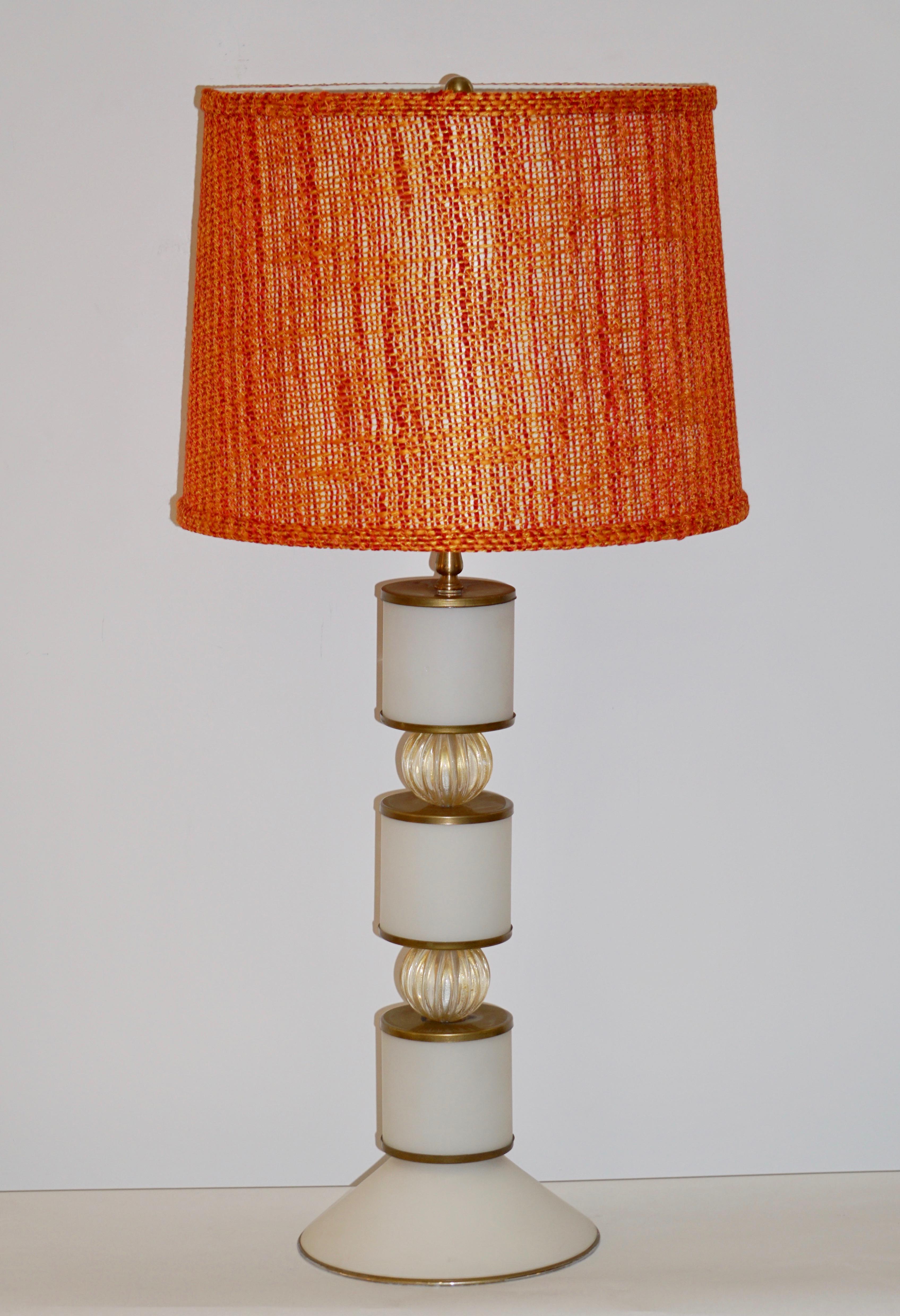Albarelli paire de grandes lampes en verre de Murano blanc mat et or, vers 1960 en vente 1