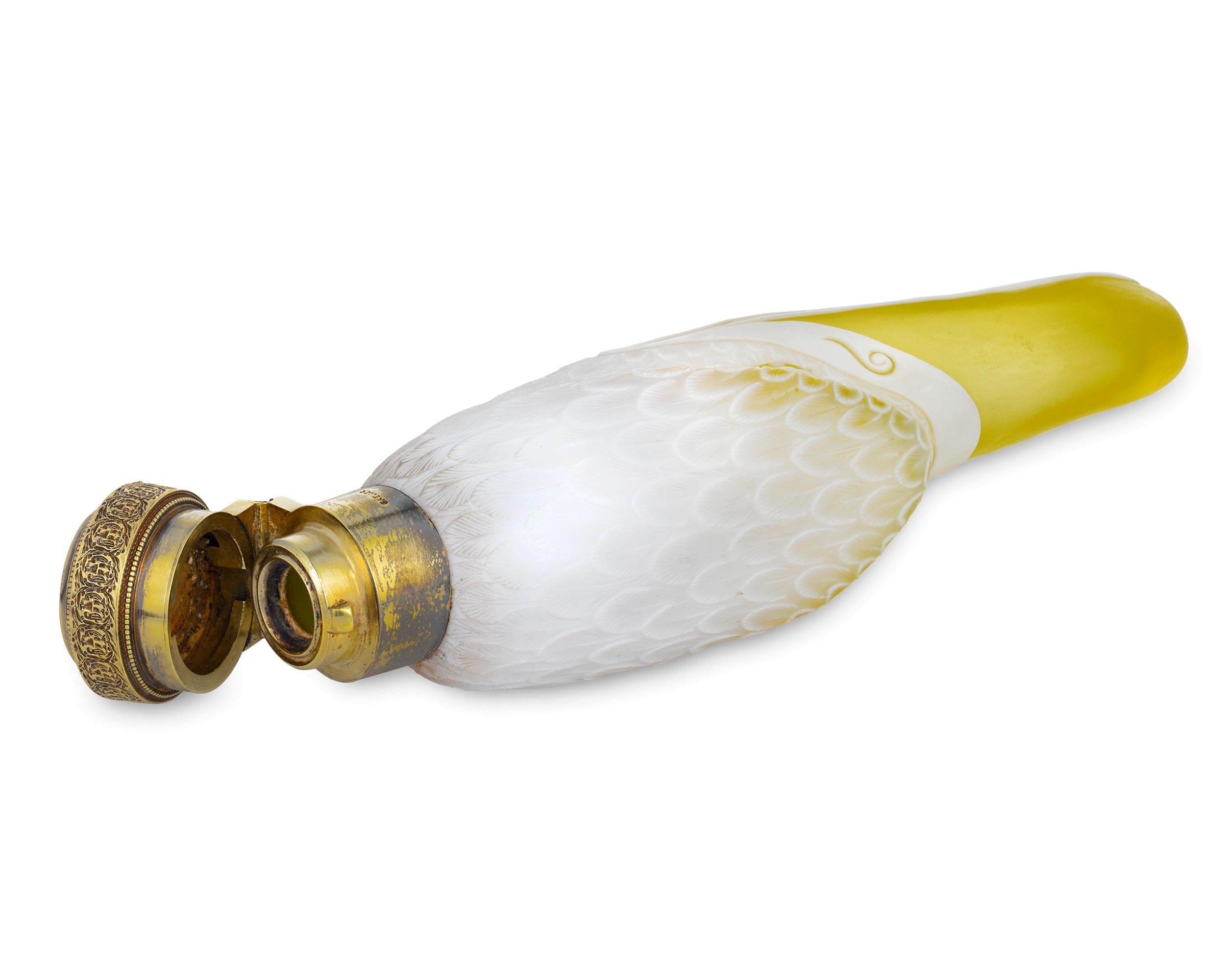 Dieser außergewöhnlich seltene Kamee-Glasflakon von Thomas Webb & Sons hat die Form eines Albatros. Die obere Schicht aus Opalglas ist fachmännisch geschliffen und gibt den Blick auf das darunter liegende leuchtend gelbe Glas frei, was der Flasche