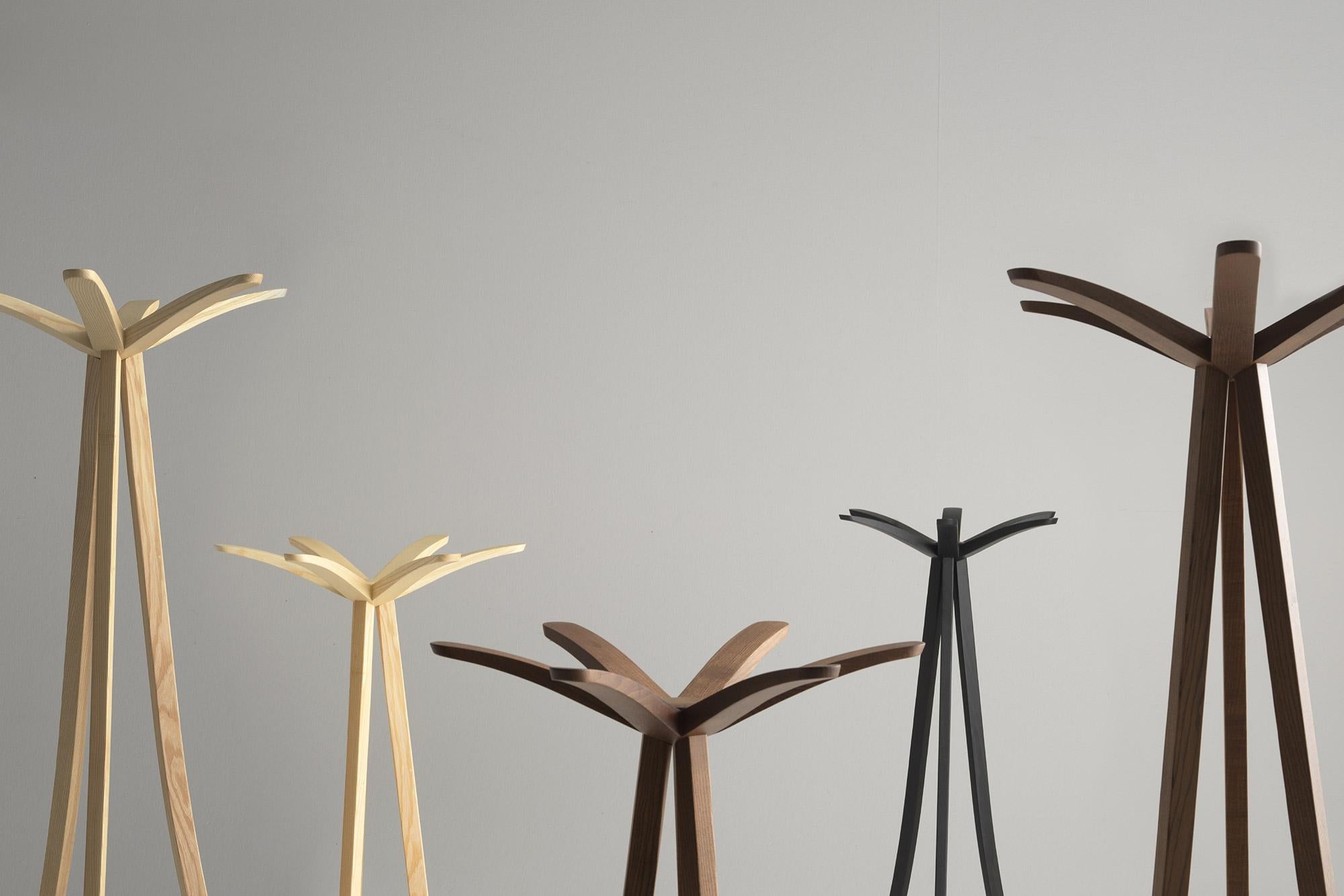 Available in
natural, black stained or walnut stained ash

Sizes
vØ 60 x H 155 cm

Design Carlo Cumini

Hanger made of natural ash, black stained or walnut stained, height 155 cm, diameter of the 6 petals 60 cm.