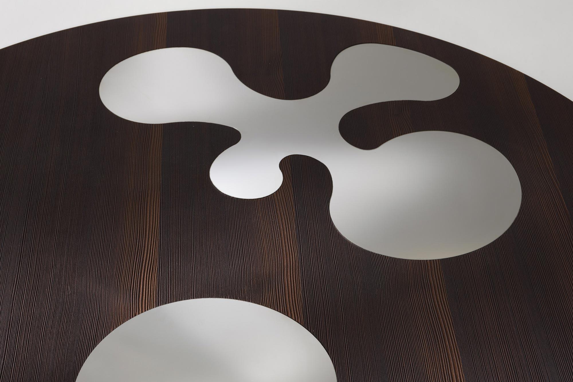 Série de tables basses inspirées des îles de la lagune de Venise. La finition du plateau en mélèze brossé thermotraité de couleur biscuit avec inserts en acier inoxydable de la version 1 est exquise.
Isole 2 : plateau et base en mélèze brossé laqué