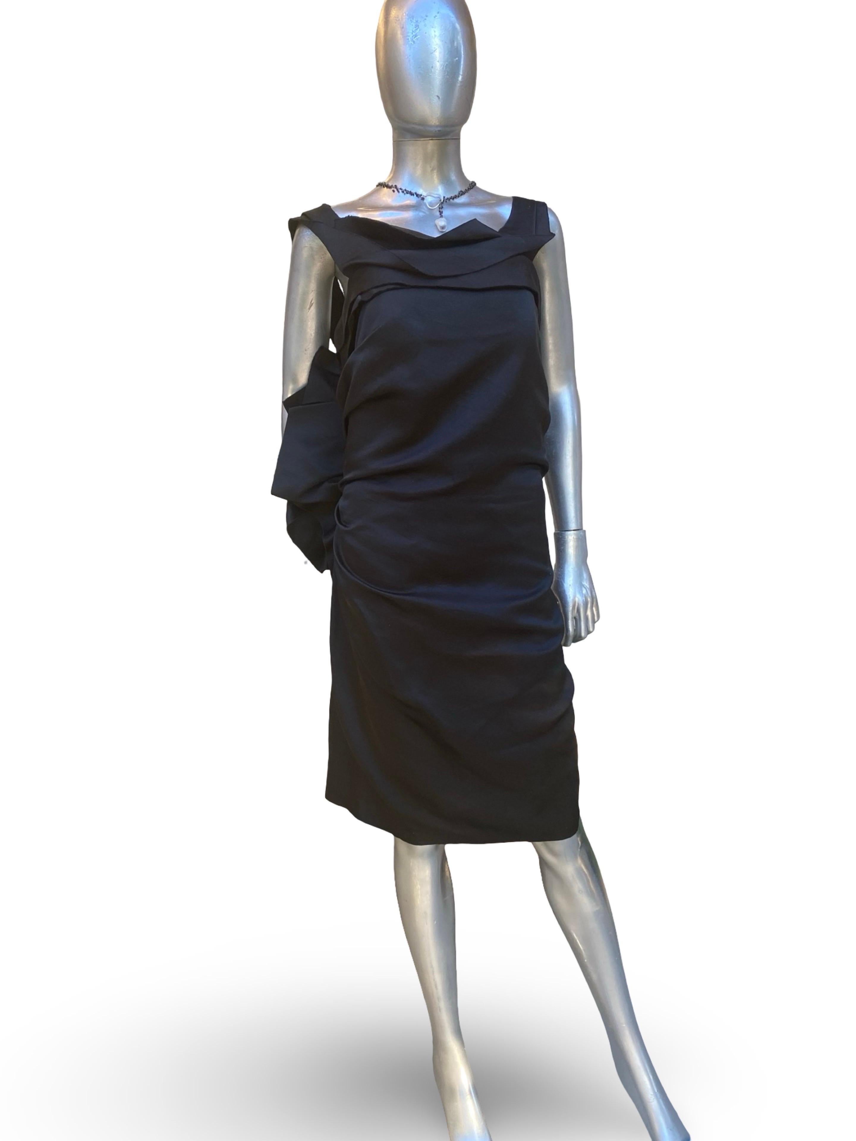 Wahrscheinlich das beste (begehrteste und sammelwürdigste Kleid, das wir seit Jahren hatten). Wir waren ein großer Fan von Alber Elbaz und seiner geliebten Arbeit für Lanvin, Paris. Diese Laufsteg-Kollektion erhielt begeisterte Kritiken. Dieses