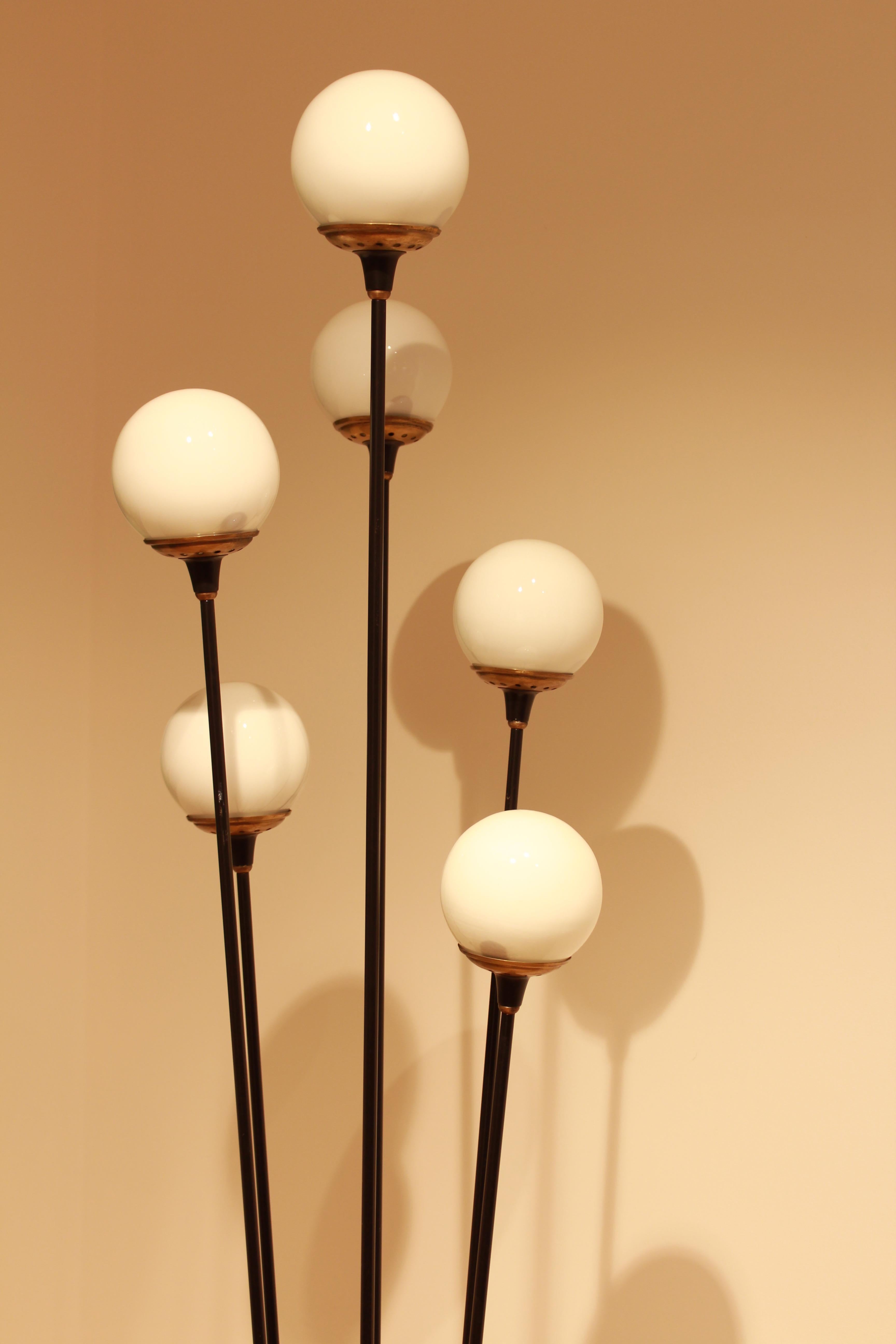 Alberello floor lamp by Stilnovo from 1950s
In a very good condition.
Alberello lamp is an extremely self-centered design piece with six-light. With black metal structure with different brass details, standing on a circle marble basement, with a