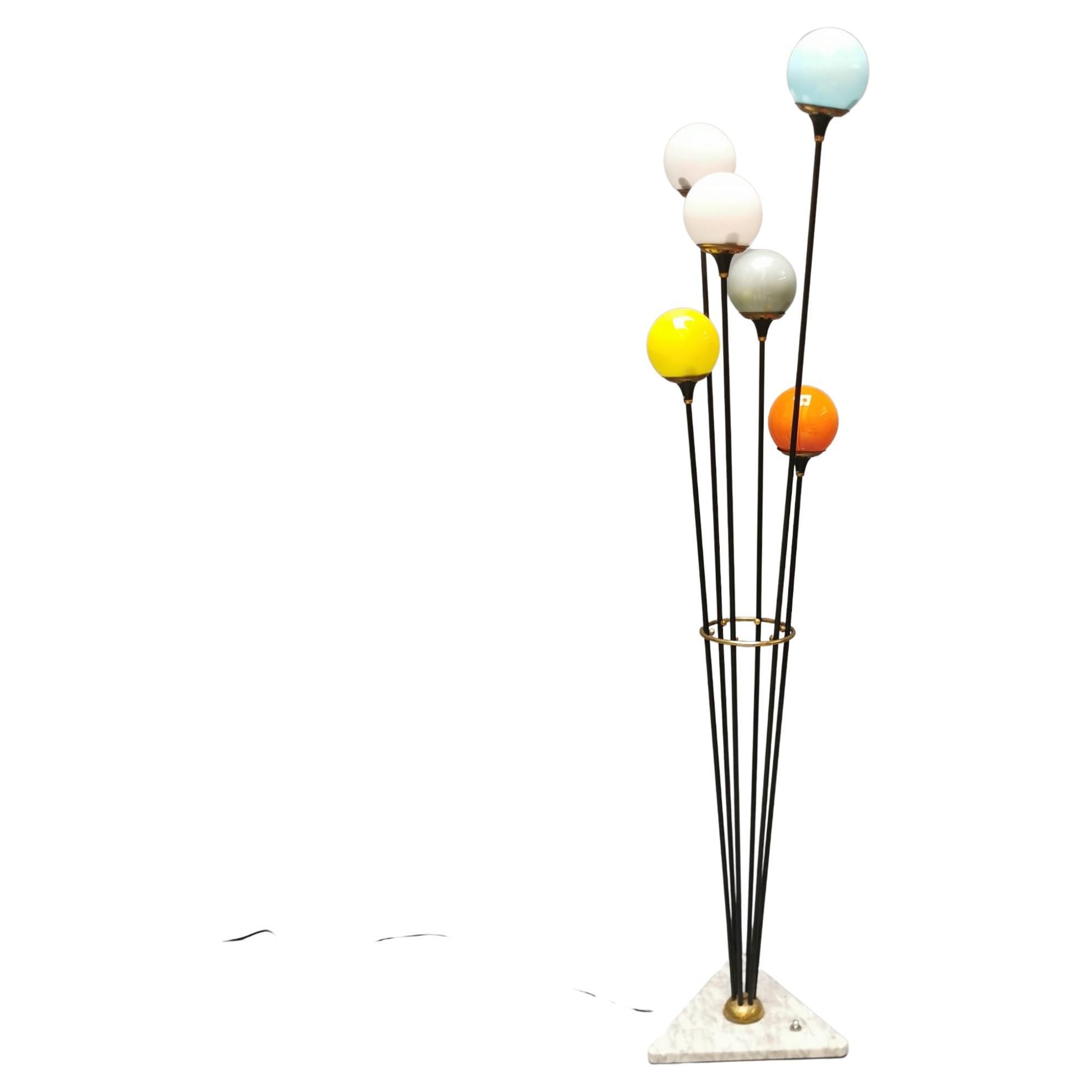 Alberello is an iconic floor lamp made by Stilnovo in Italy in the 50s. The tasteful lamp features a precious rounded Carrara marble base and six thin stems in black lacquered metal. Each of the floors shows refined brass details and a refined