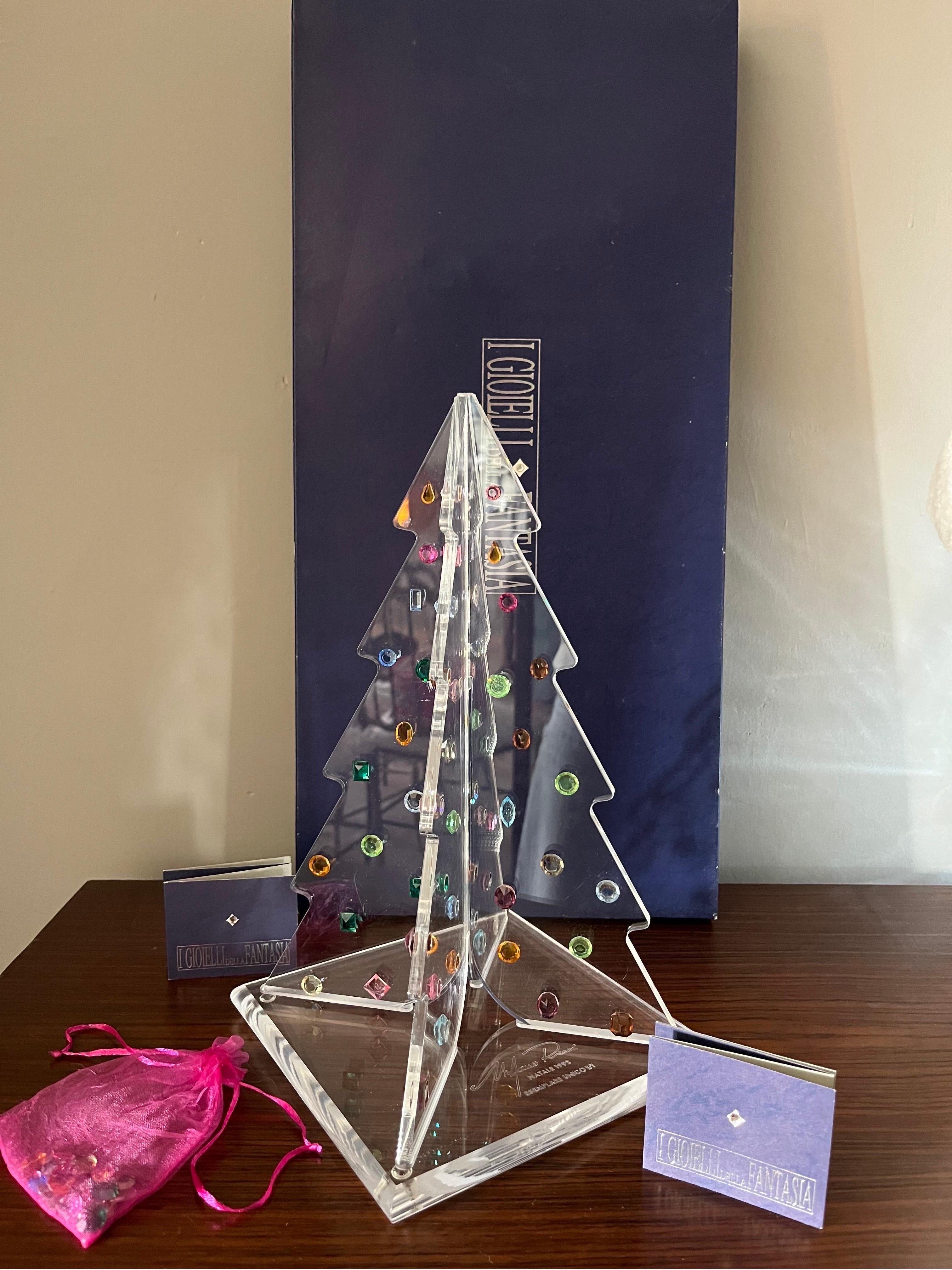 Albero di Natale in Plexiglas con Cristalli Swarovski esemplare 1992

I gioielli della fantasia con scatola originale e integra 

Misure 
Cm 32 h base cm 18 x cm 18 


Originalissimo, prezioso e raffinato 