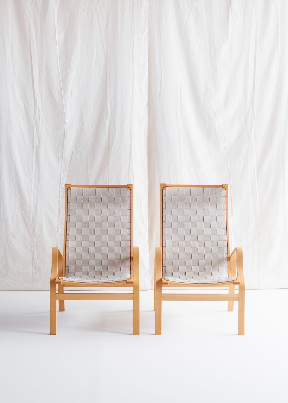 These two Albert armchairs were designed by Finn Østergaard for Kvist Møbler in the 1970s. They are made of saddle girth and oak plywood, according to the latest woodworking technologies of that time.

Scandinavian wood and ergonomics. At the