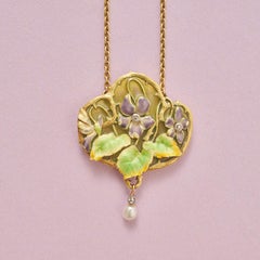 Albert Chambin: Jugendstil-Anhänger aus Gold und Emaille mit Stiefmütterchen
