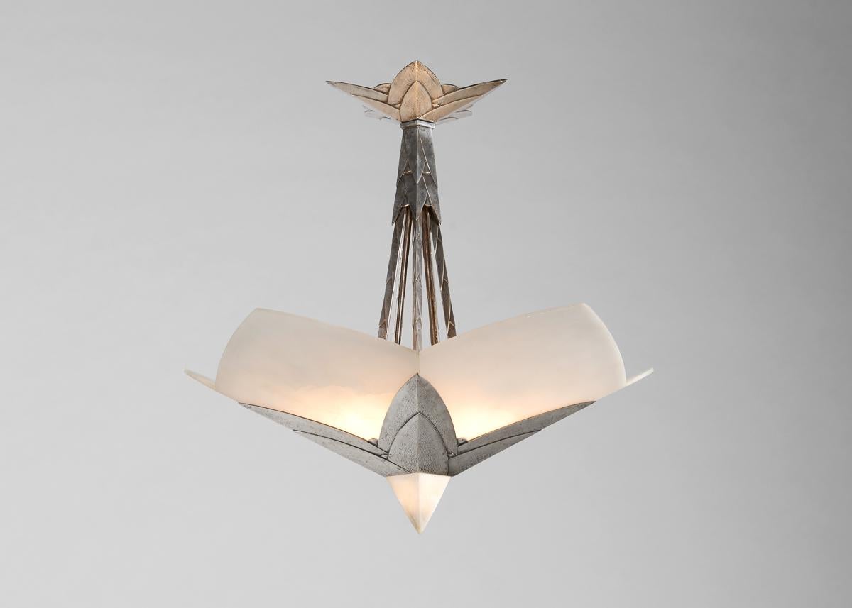 La serie de iluminación Cactus de Albert Cheuret es una de las más emblemáticas de su producción. Presentado en su stand situado en el Puente Alejandro III durante la Exposición de París de 1925, el modelo se fabricó como lámpara de pie, lámpara de