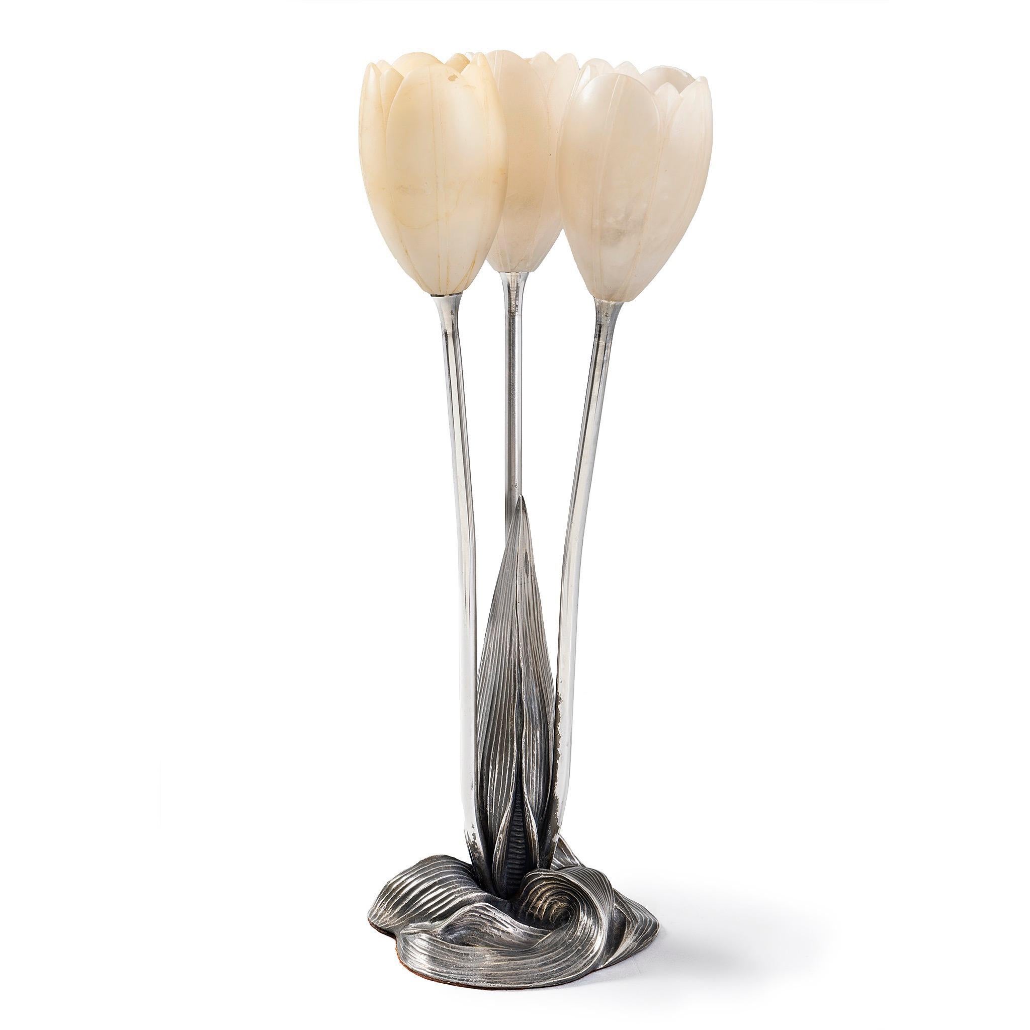 Die innovative Struktur der Leuchte von Albert Cheuret spiegelt eine Gruppe von drei weißen Tulpen wider, die aus einem Erdhügel aufsteigen. Cheuret gestaltete seine Lampe als Trio von Tulpenblüten mit kunstvoll geschnitzten Alabasterblütenköpfen.
