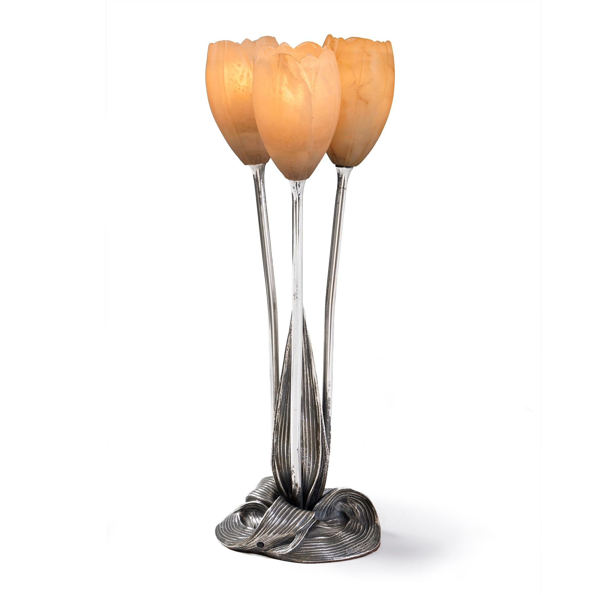 Albert Cheuret: Lampe „Tulip“ aus versilberter Bronze und Alabaster (Französisch) im Angebot