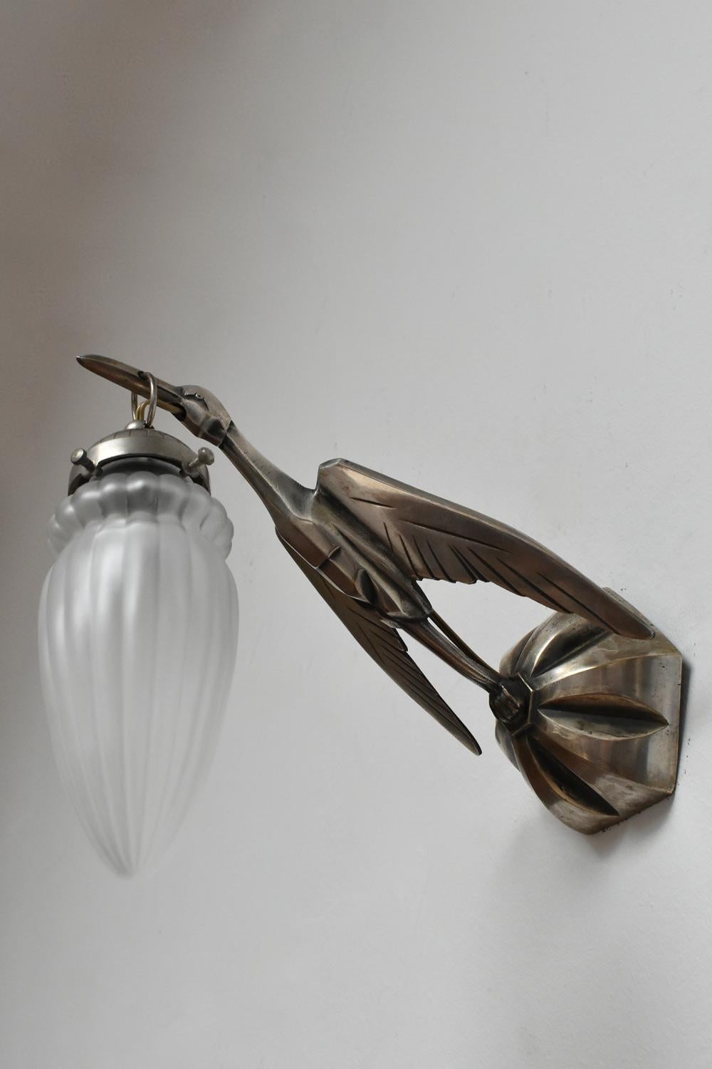 Francese Coppia di lampade da parete zoomorfe in stile Albert Cheuret, anni '30. in vendita