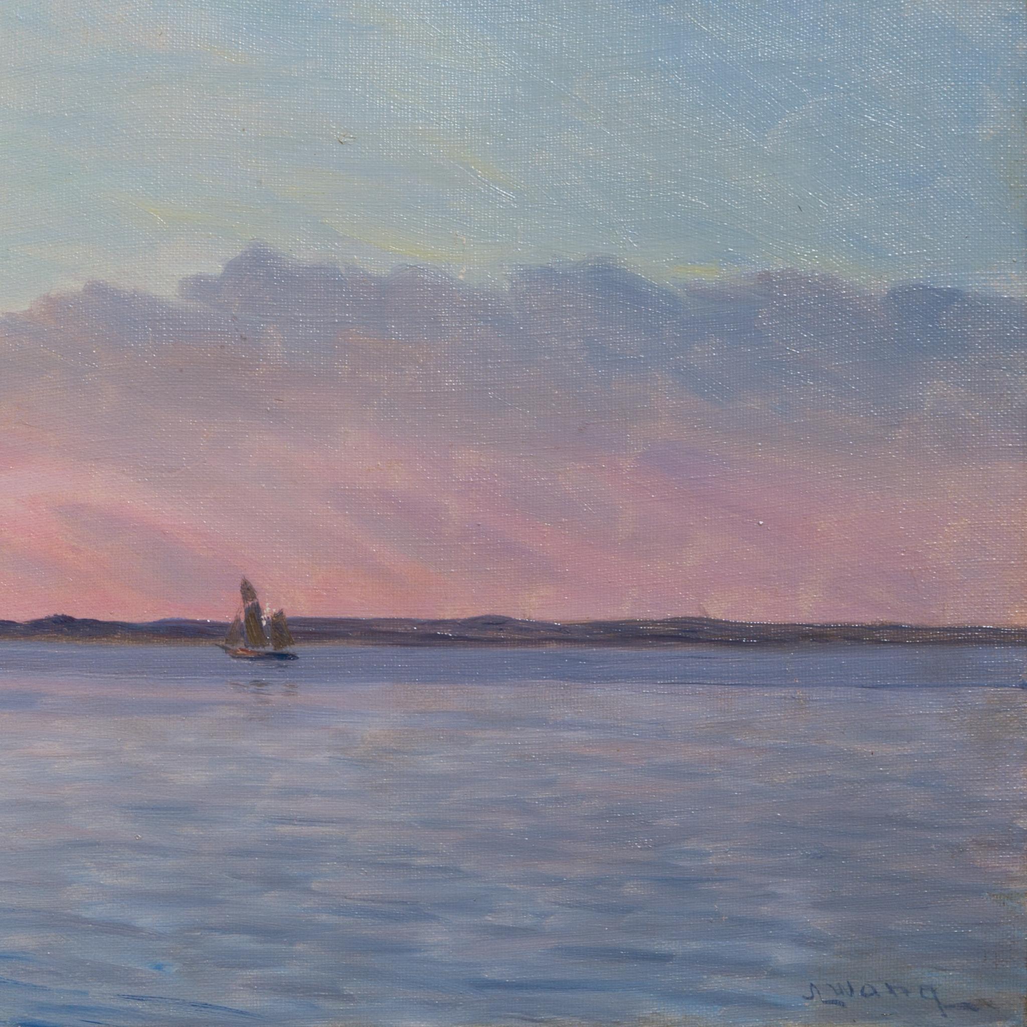 Auf diesem Ölgemälde von Albert Edward Wang entfaltet sich vor der Küste von Hellerup ein spektakulärer Sonnenuntergang. Der Himmel ist in leuchtende Gold- und Rosatöne getaucht, die tief stehende Sonne beleuchtet die Wolkenbänder und färbt das