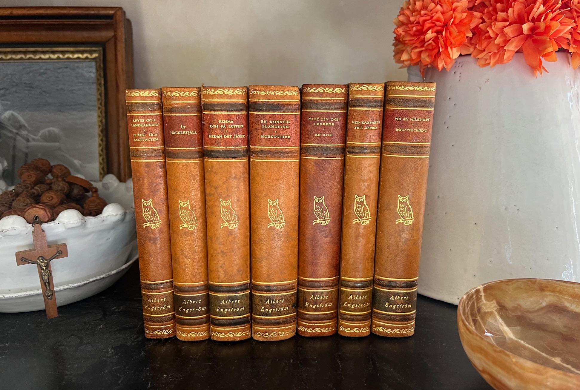 Ensemble de 6 livres reliés en cuir écrits par Albert Engstrom (1869-1940), publiés par Bonniers à Stockholm en 1945.  Les livres en suédois sont remplis d'illustrations de l'auteur, la reliure est mi-française, les plats sont dorés et les dos sont