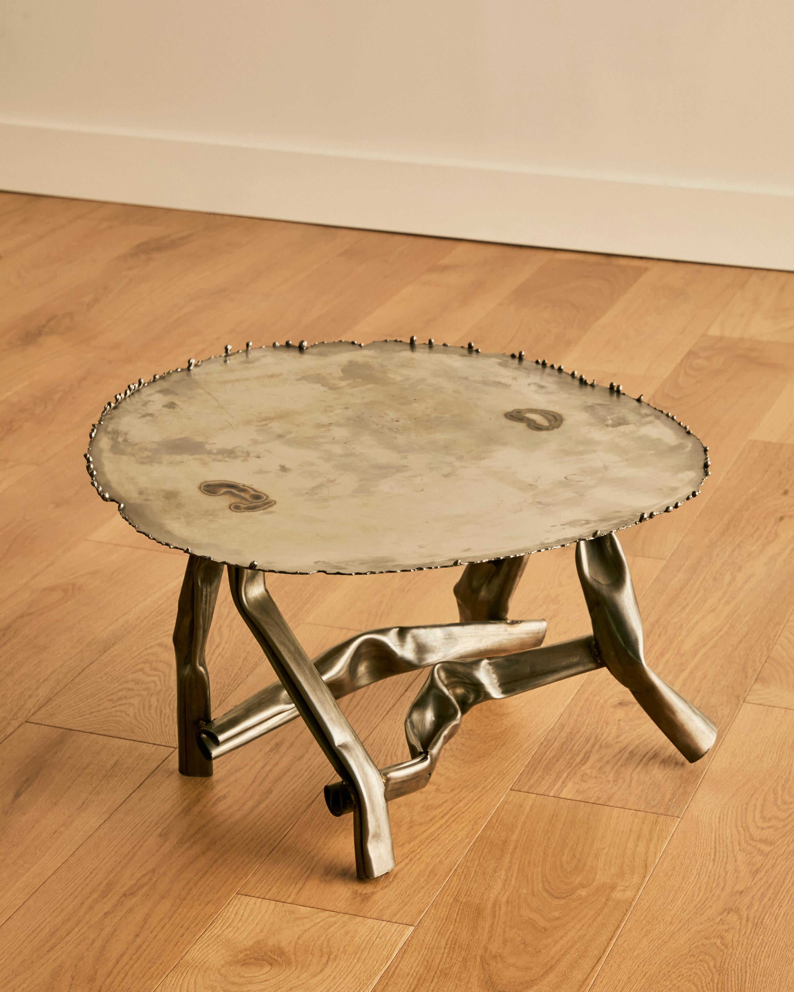 Mesa baja escultórica de acero Albert Feraud Francés en venta