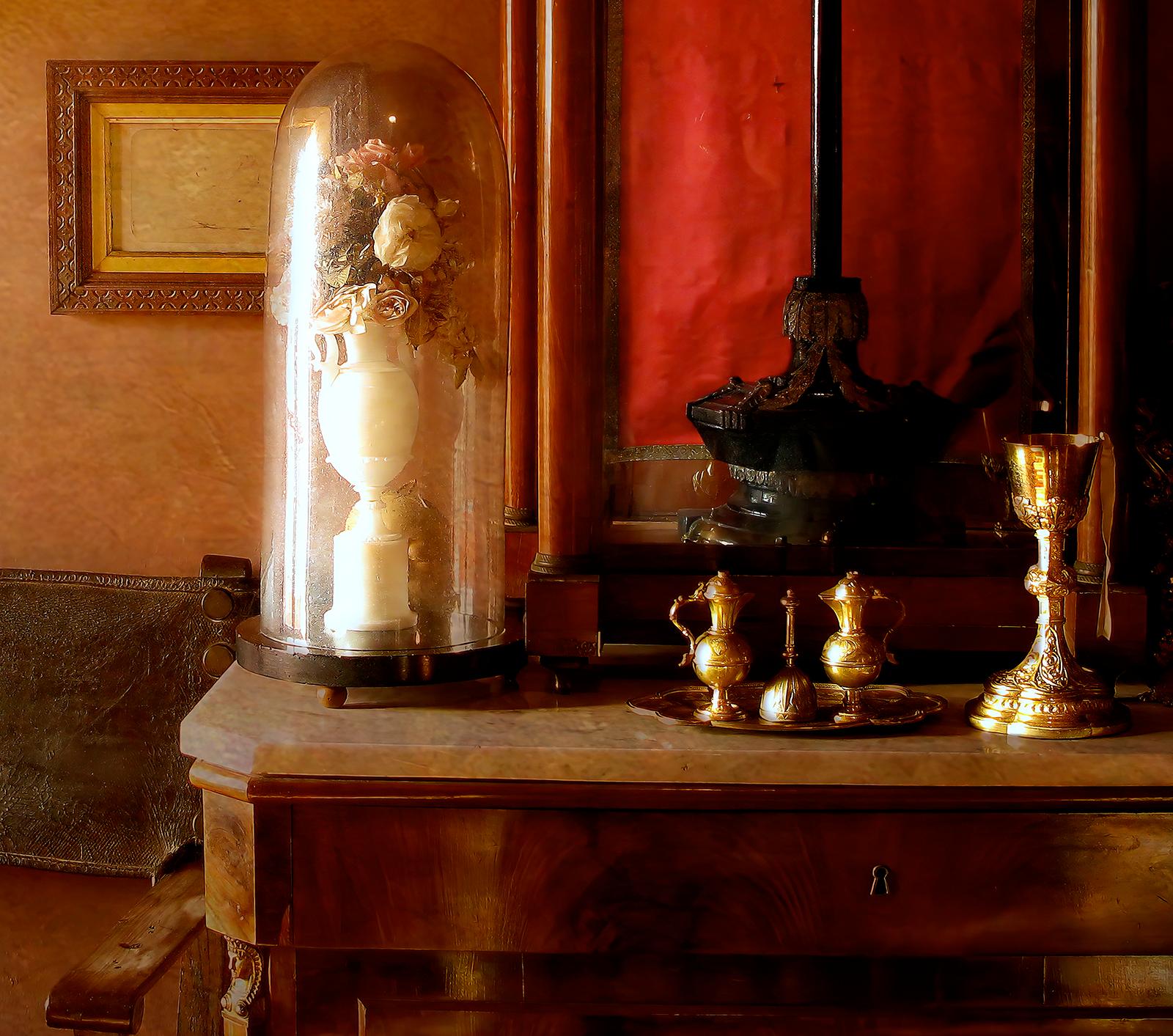 Interieur - Signierter Pigmentdruck eines Stilllebens in limitierter Auflage, Contemporary, Brown (Schwarz), Color Photograph, von Albert Giralt 