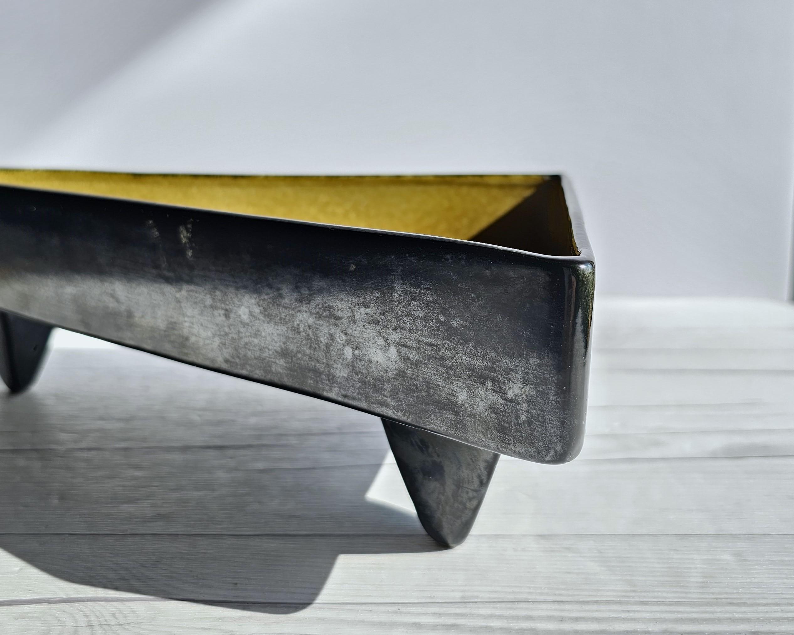 Britannique Albert Hallam pour Beswick Pottery, Plat à pied triangulaire moderniste en céramique MCM en vente