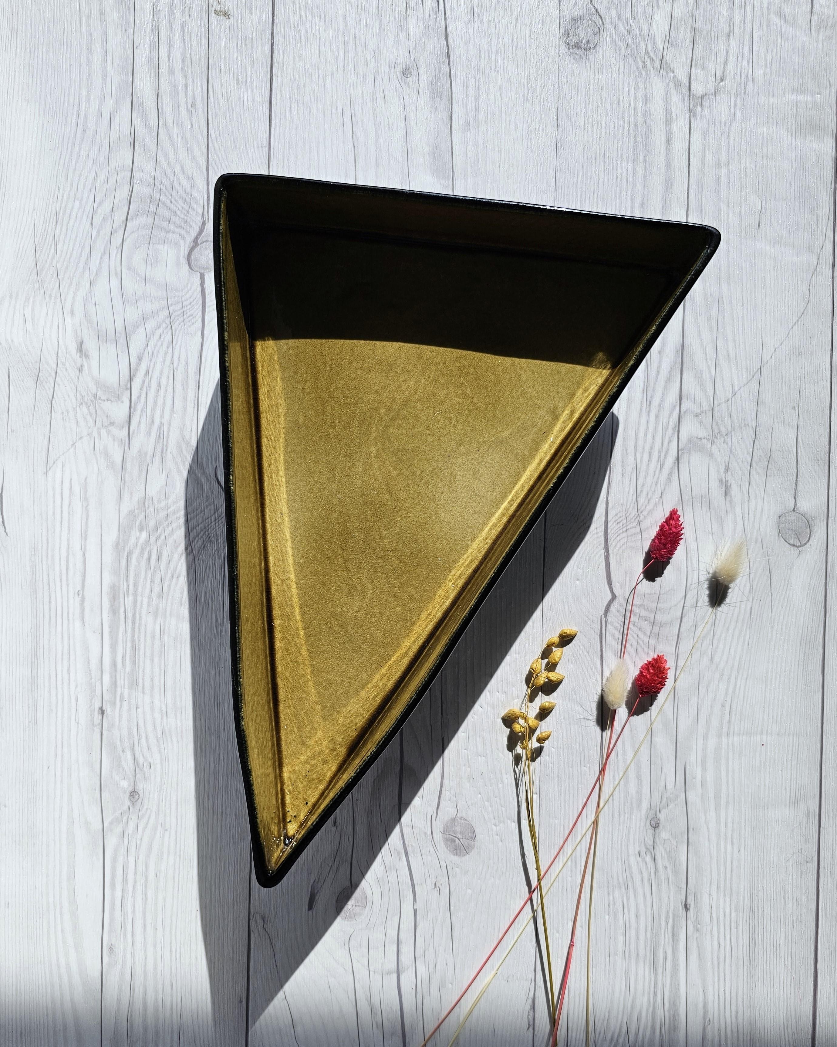 Céramique Albert Hallam pour Beswick Pottery, Plat à pied triangulaire moderniste en céramique MCM en vente