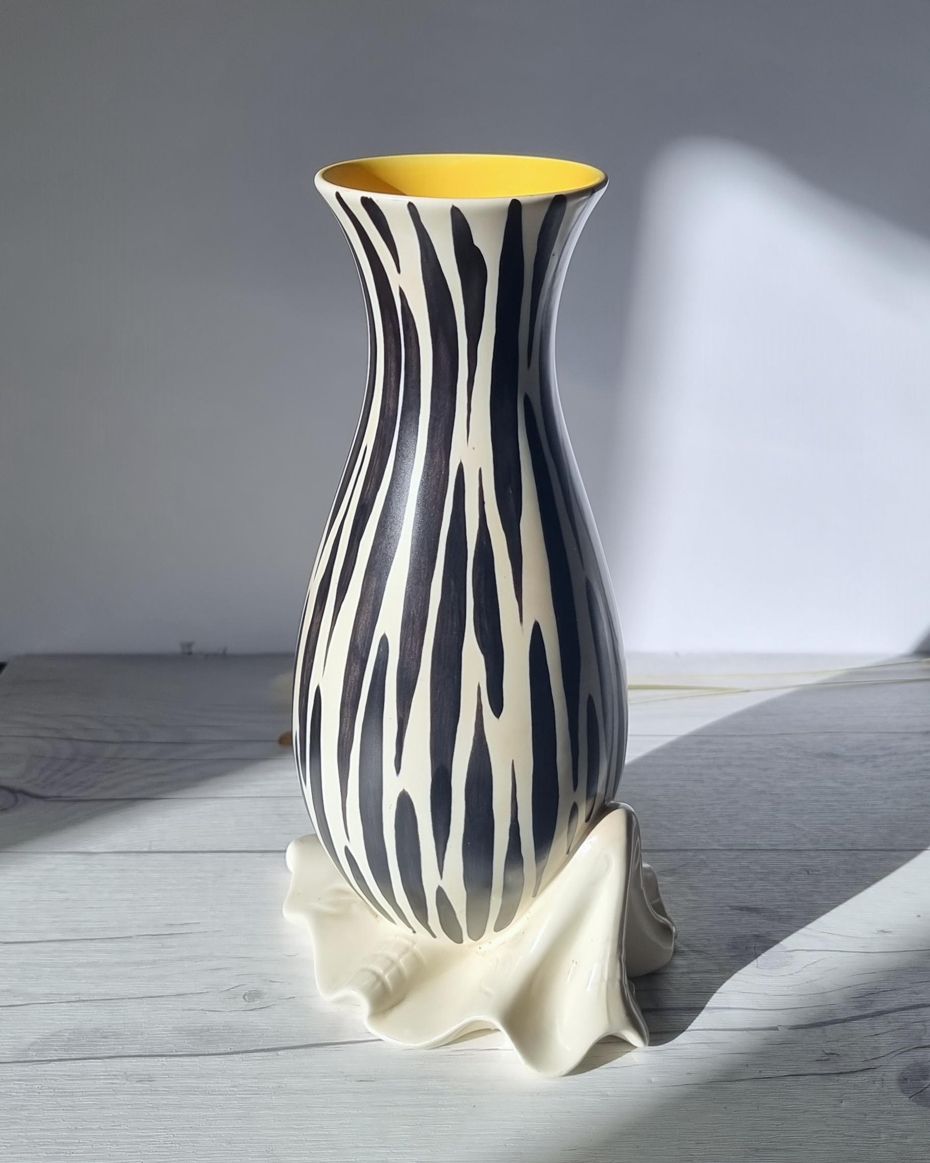 Albert Hallam pour Beswick, vase moderniste à décor à rayures zébrées de la série Zebrette en vente 2